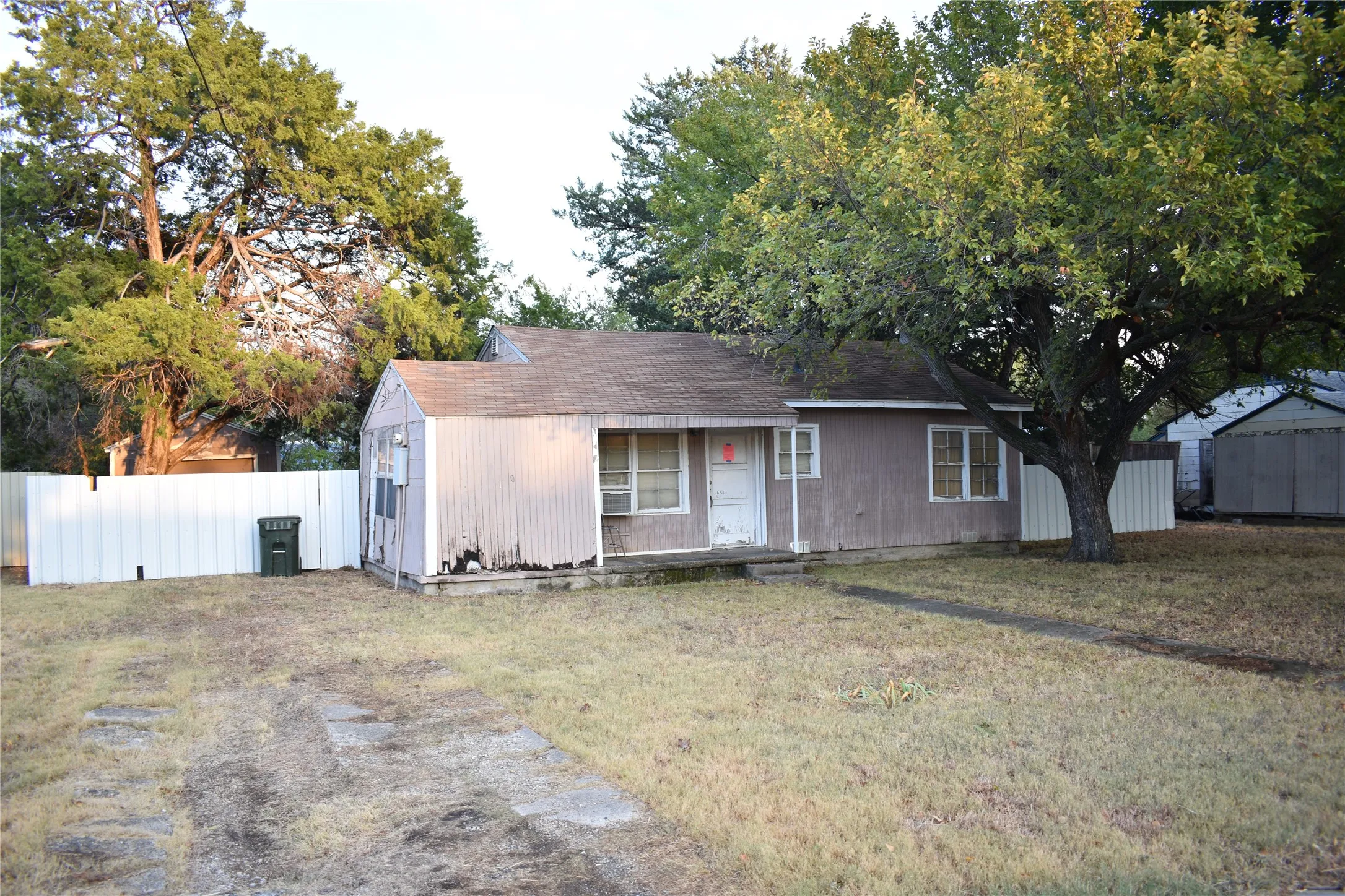 Single Family Residence For Sale in Dallas County , 1802 Cottonwood Road, Carrollton, Texas 75006, 2 Bedroom, 1 Bathroom, Garage spaces, 908 Sqft, built in 1947, mls#21402366, Real Estate Agent in Carrollton, Homes For Sale in Dallas county, Homes For Sale in Carrollton, Realtor in Carrollton Texas, Real Estate Brokerage Independent Realty Texas, Luminita Cordes Realtor
