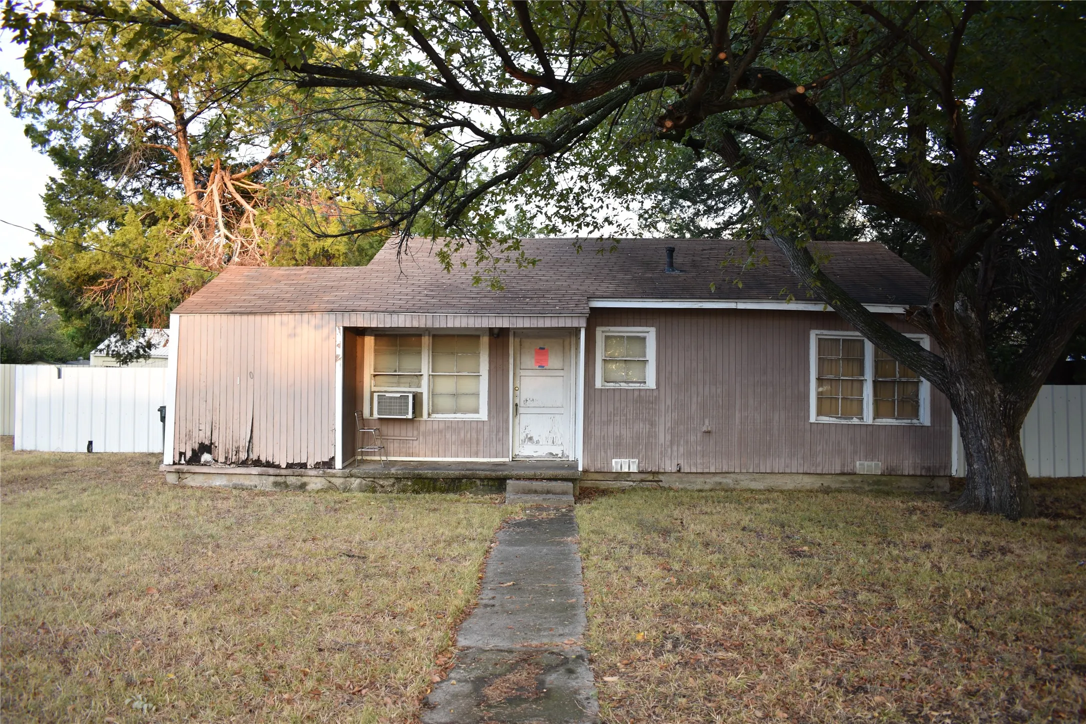 Single Family Residence For Sale in Dallas County , 1802 Cottonwood Road, Carrollton, Texas 75006, 2 Bedroom, 1 Bathroom, Garage spaces, 908 Sqft, built in 1947, mls#21402366, Real Estate Agent in Carrollton, Homes For Sale in Dallas county, Homes For Sale in Carrollton, Realtor in Carrollton Texas, Real Estate Brokerage Independent Realty Texas, Luminita Cordes Realtor