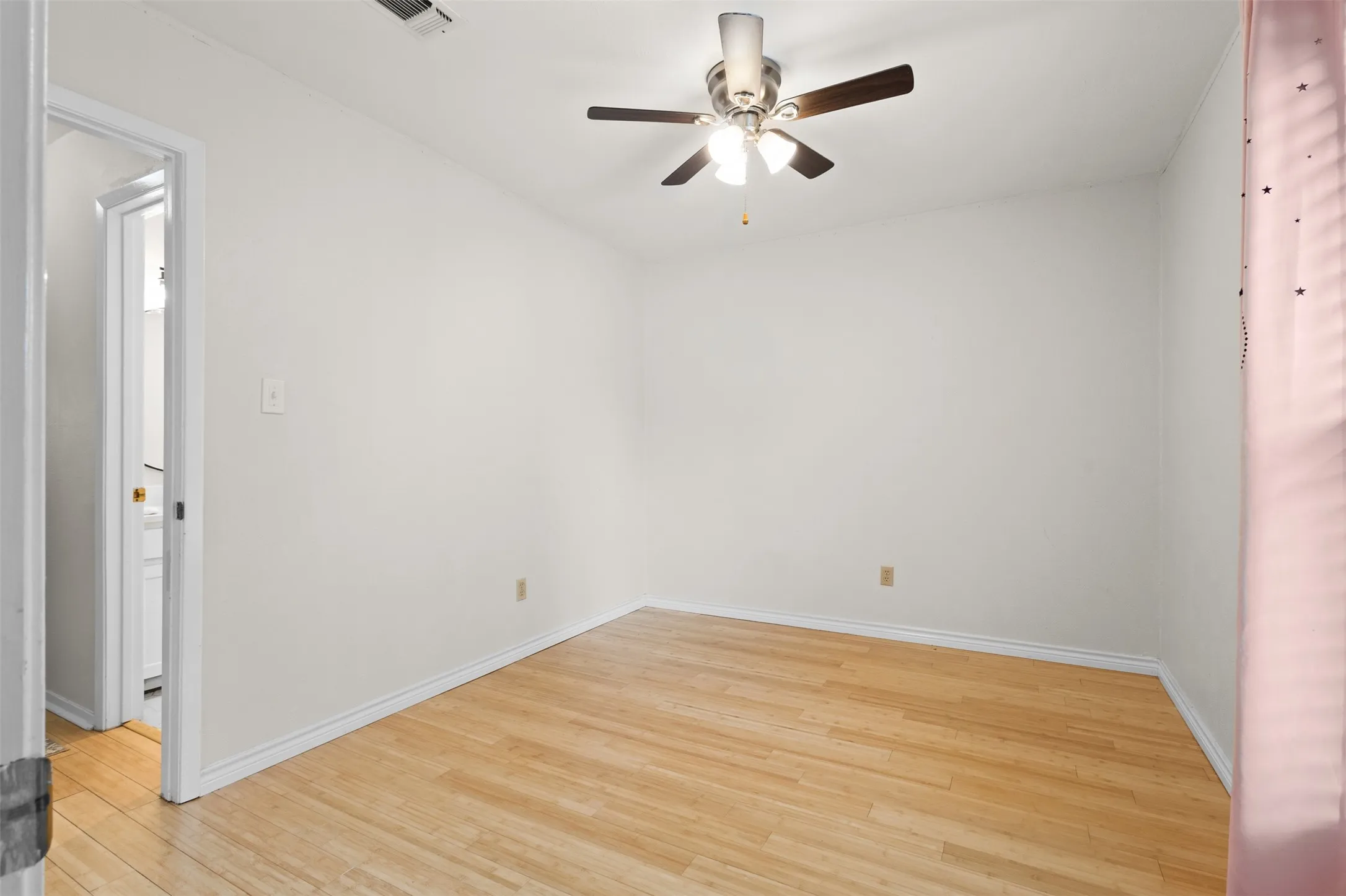Single Family Residence For Sale in Tarrant County , 6205 Sunnybrook Drive, Watauga, Texas 76148, 3 Bedroom, 2 Bathroom, 2 Garage spaces, 1,241 Sqft, built in 1978, mls#21400345, Real Estate Agent in Watauga, Homes For Sale in Tarrant county, Homes For Sale in Watauga, Realtor in Watauga Texas, Real Estate Brokerage Independent Realty Texas, Luminita Cordes Realtor