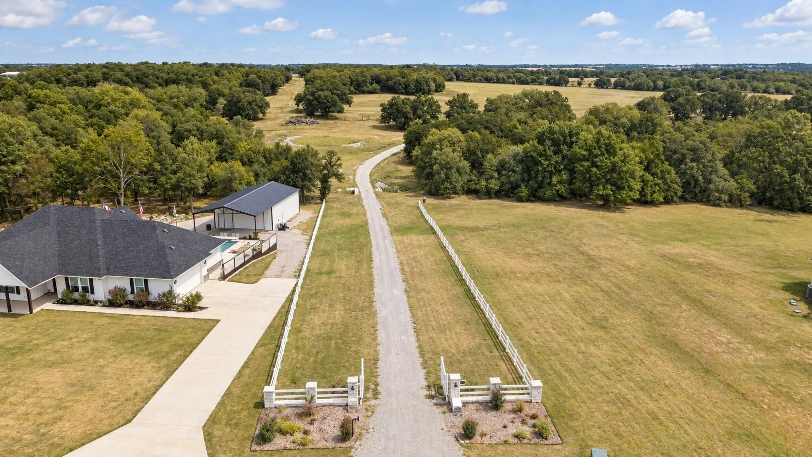 Single Family Residence For Sale in Parker County , 1098 Paradise Parkway, Poolville, Texas 76487, 4 Bedroom, 3 Bathroom, 3 Garage spaces, 3,041 Sqft, built in 2022, mls#21402170, Real Estate Agent in Poolville, Homes For Sale in Parker county, Homes For Sale in Poolville, Realtor in Poolville Texas, Real Estate Brokerage Independent Realty Texas, Luminita Cordes Realtor