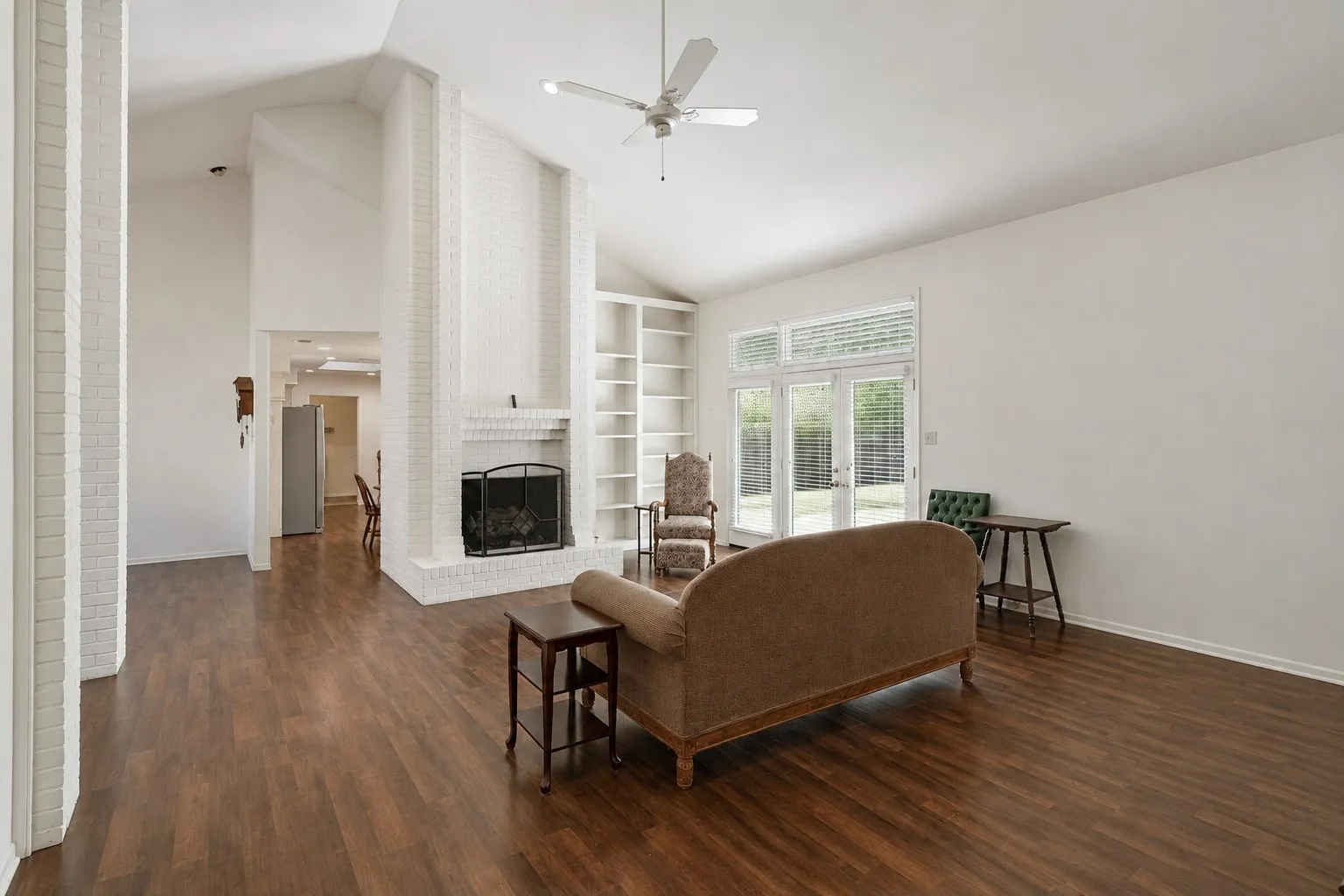Single Family Residence For Sale in Smith County , 811 Ashford Court, Tyler, Texas 75703, 2 Bedroom, 2 Bathroom, 2 Garage spaces, 2,027 Sqft, built in 1984, mls#21399302, Real Estate Agent in Tyler, Homes For Sale in Smith county, Homes For Sale in Tyler, Realtor in Tyler Texas, Real Estate Brokerage Independent Realty Texas, Luminita Cordes Realtor