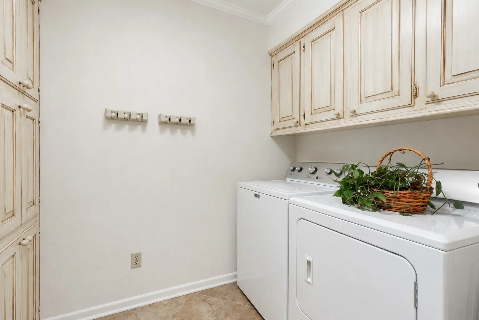 Single Family Residence For Sale in Smith County , 811 Ashford Court, Tyler, Texas 75703, 2 Bedroom, 2 Bathroom, 2 Garage spaces, 2,027 Sqft, built in 1984, mls#21399302, Real Estate Agent in Tyler, Homes For Sale in Smith county, Homes For Sale in Tyler, Realtor in Tyler Texas, Real Estate Brokerage Independent Realty Texas, Luminita Cordes Realtor