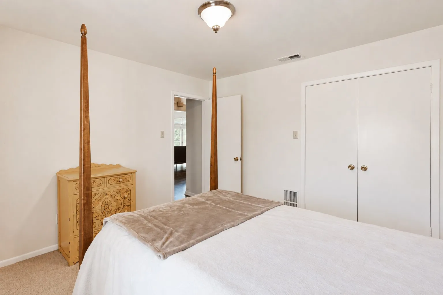 Single Family Residence For Sale in Smith County , 811 Ashford Court, Tyler, Texas 75703, 2 Bedroom, 2 Bathroom, 2 Garage spaces, 2,027 Sqft, built in 1984, mls#21399302, Real Estate Agent in Tyler, Homes For Sale in Smith county, Homes For Sale in Tyler, Realtor in Tyler Texas, Real Estate Brokerage Independent Realty Texas, Luminita Cordes Realtor