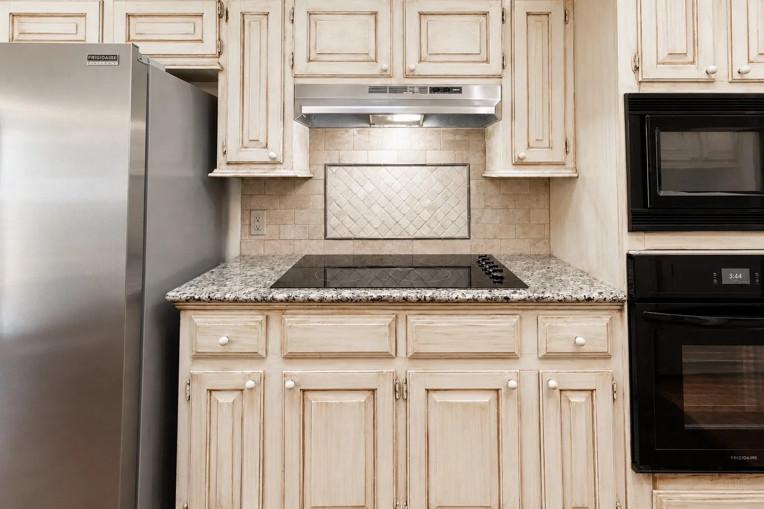 Single Family Residence For Sale in Smith County , 811 Ashford Court, Tyler, Texas 75703, 2 Bedroom, 2 Bathroom, 2 Garage spaces, 2,027 Sqft, built in 1984, mls#21399302, Real Estate Agent in Tyler, Homes For Sale in Smith county, Homes For Sale in Tyler, Realtor in Tyler Texas, Real Estate Brokerage Independent Realty Texas, Luminita Cordes Realtor