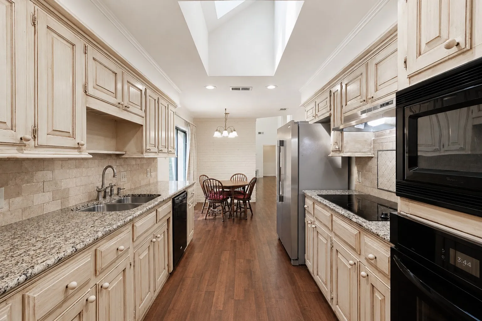 Single Family Residence For Sale in Smith County , 811 Ashford Court, Tyler, Texas 75703, 2 Bedroom, 2 Bathroom, 2 Garage spaces, 2,027 Sqft, built in 1984, mls#21399302, Real Estate Agent in Tyler, Homes For Sale in Smith county, Homes For Sale in Tyler, Realtor in Tyler Texas, Real Estate Brokerage Independent Realty Texas, Luminita Cordes Realtor