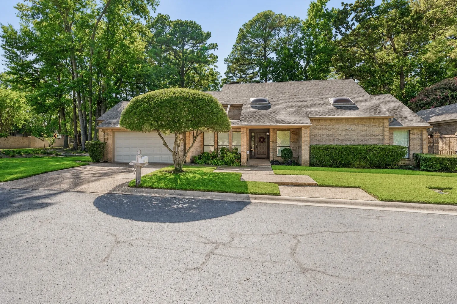 Single Family Residence For Sale in Smith County , 811 Ashford Court, Tyler, Texas 75703, 2 Bedroom, 2 Bathroom, 2 Garage spaces, 2,027 Sqft, built in 1984, mls#21399302, Real Estate Agent in Tyler, Homes For Sale in Smith county, Homes For Sale in Tyler, Realtor in Tyler Texas, Real Estate Brokerage Independent Realty Texas, Luminita Cordes Realtor