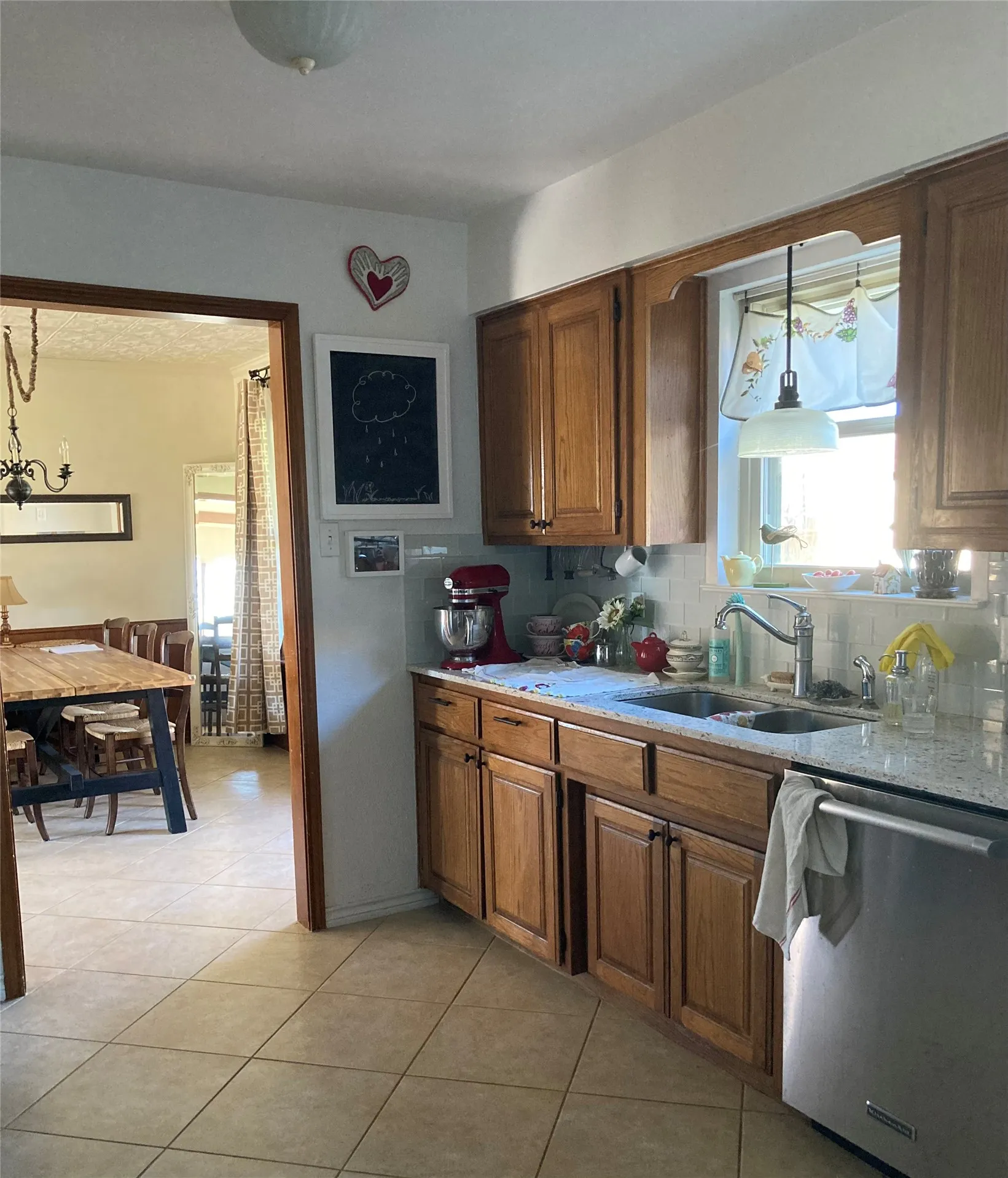 Single Family Residence For Sale in Hood County , 700 Aqua Vista Drive, Granbury, Texas 76049, 4 Bedroom, 4 Bathroom, 2 Garage spaces, 2,140 Sqft, built in 1986, mls#21401040, Real Estate Agent in Granbury, Homes For Sale in Hood county, Homes For Sale in Granbury, Realtor in Granbury Texas, Real Estate Brokerage Independent Realty Texas, Luminita Cordes Realtor