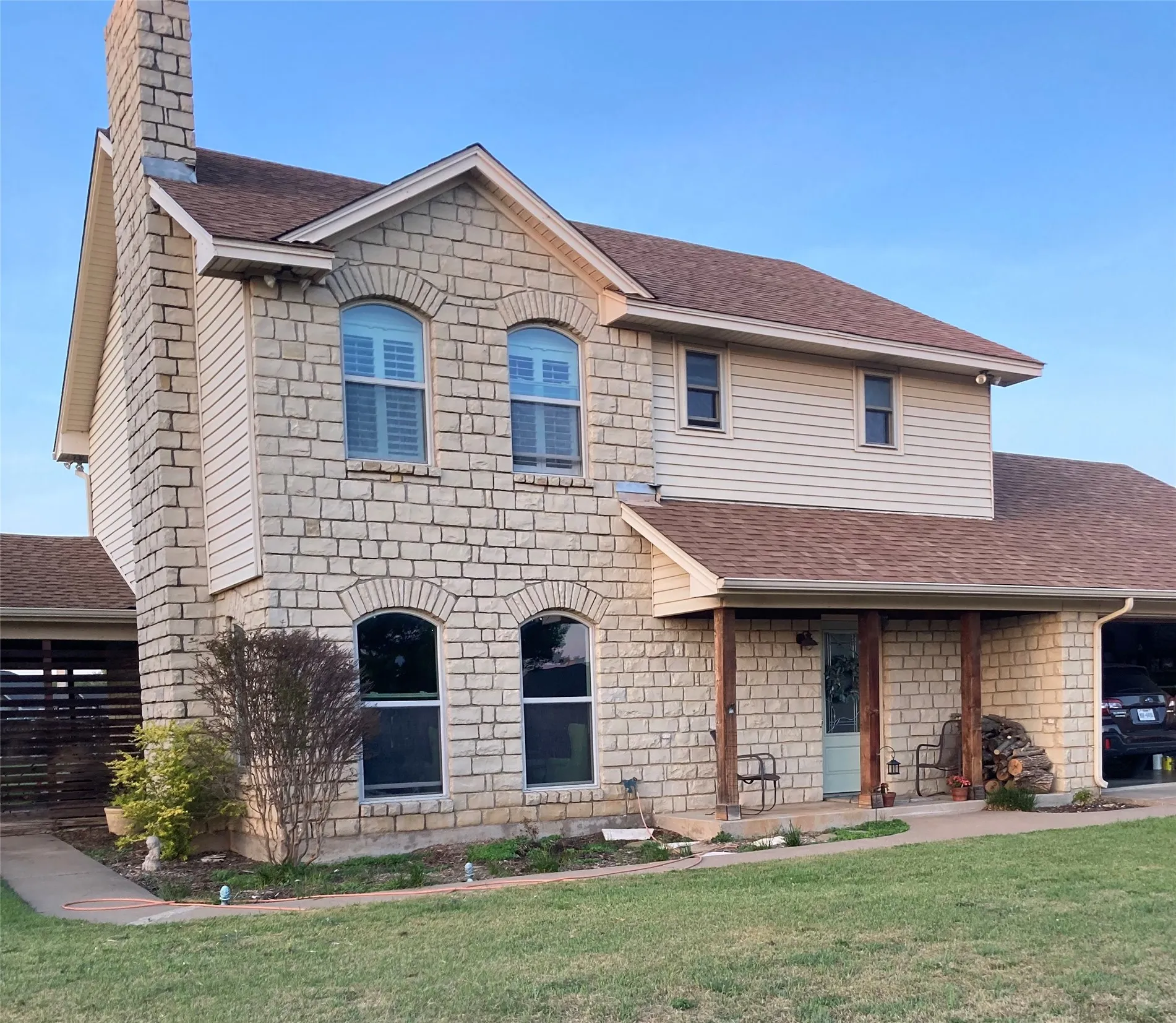 Single Family Residence For Sale in Hood County , 700 Aqua Vista Drive, Granbury, Texas 76049, 4 Bedroom, 4 Bathroom, 2 Garage spaces, 2,140 Sqft, built in 1986, mls#21401040, Real Estate Agent in Granbury, Homes For Sale in Hood county, Homes For Sale in Granbury, Realtor in Granbury Texas, Real Estate Brokerage Independent Realty Texas, Luminita Cordes Realtor