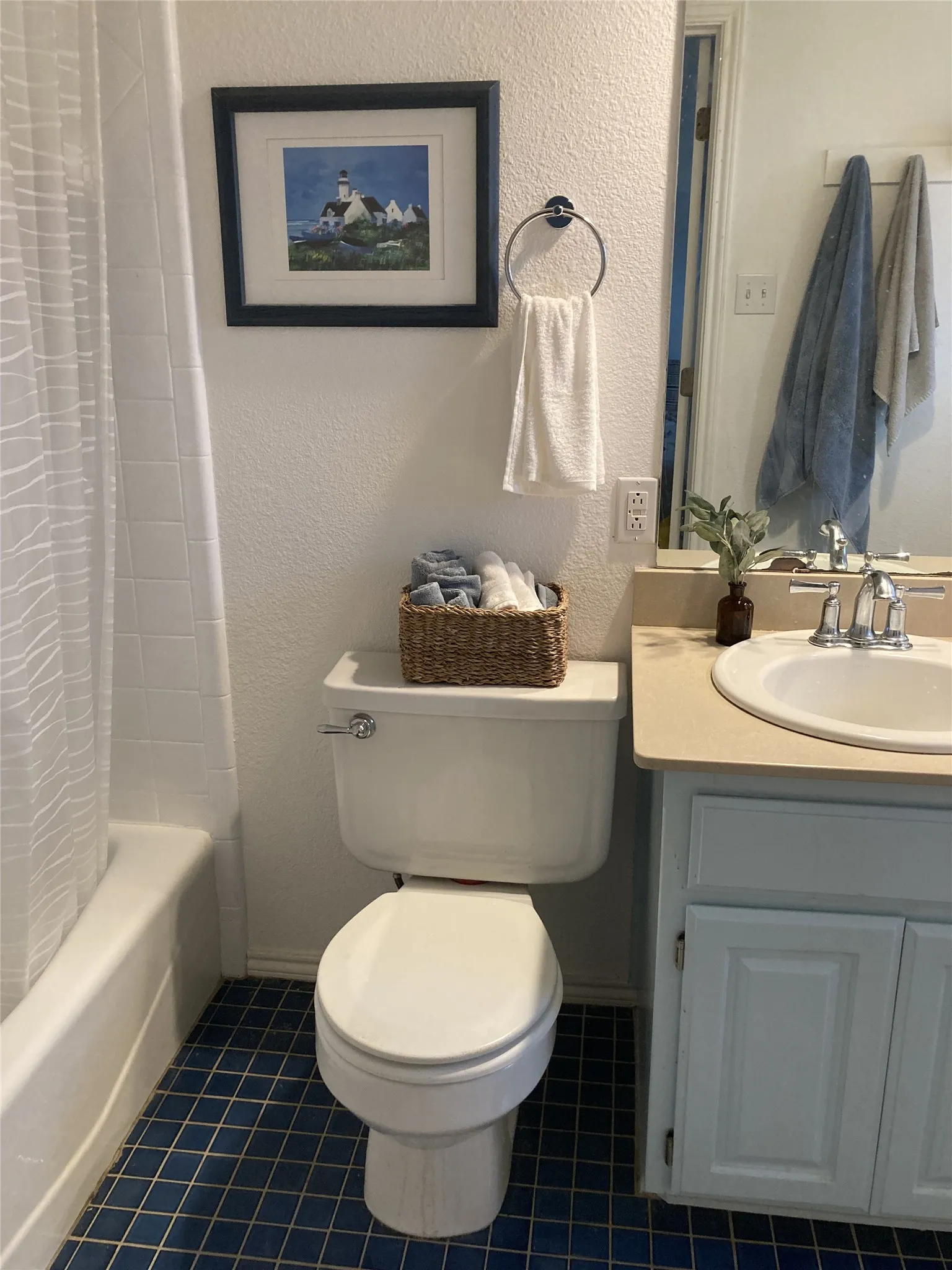 Single Family Residence For Sale in Hood County , 700 Aqua Vista Drive, Granbury, Texas 76049, 4 Bedroom, 4 Bathroom, 2 Garage spaces, 2,140 Sqft, built in 1986, mls#21401040, Real Estate Agent in Granbury, Homes For Sale in Hood county, Homes For Sale in Granbury, Realtor in Granbury Texas, Real Estate Brokerage Independent Realty Texas, Luminita Cordes Realtor