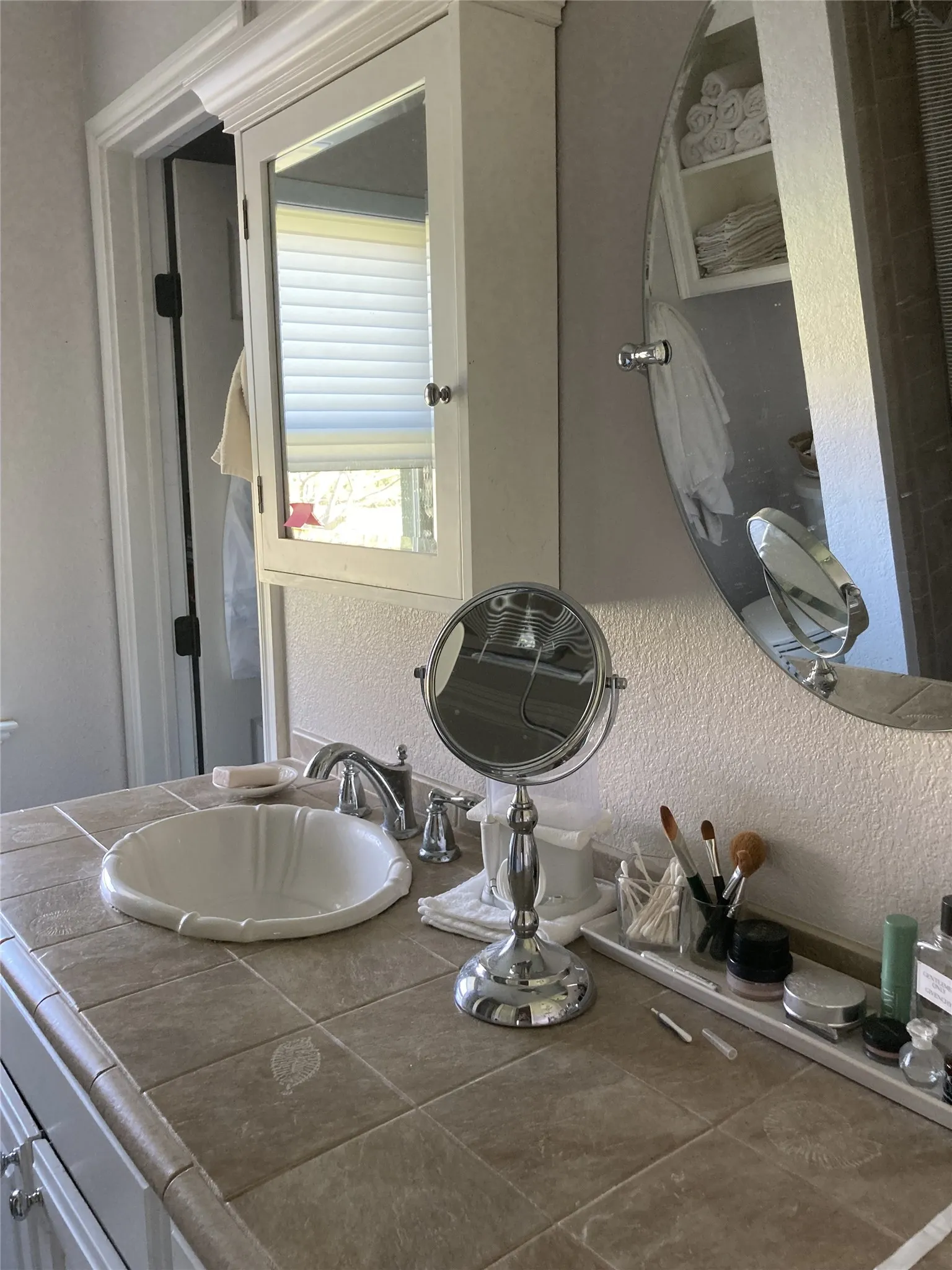 Single Family Residence For Sale in Hood County , 700 Aqua Vista Drive, Granbury, Texas 76049, 4 Bedroom, 4 Bathroom, 2 Garage spaces, 2,140 Sqft, built in 1986, mls#21401040, Real Estate Agent in Granbury, Homes For Sale in Hood county, Homes For Sale in Granbury, Realtor in Granbury Texas, Real Estate Brokerage Independent Realty Texas, Luminita Cordes Realtor