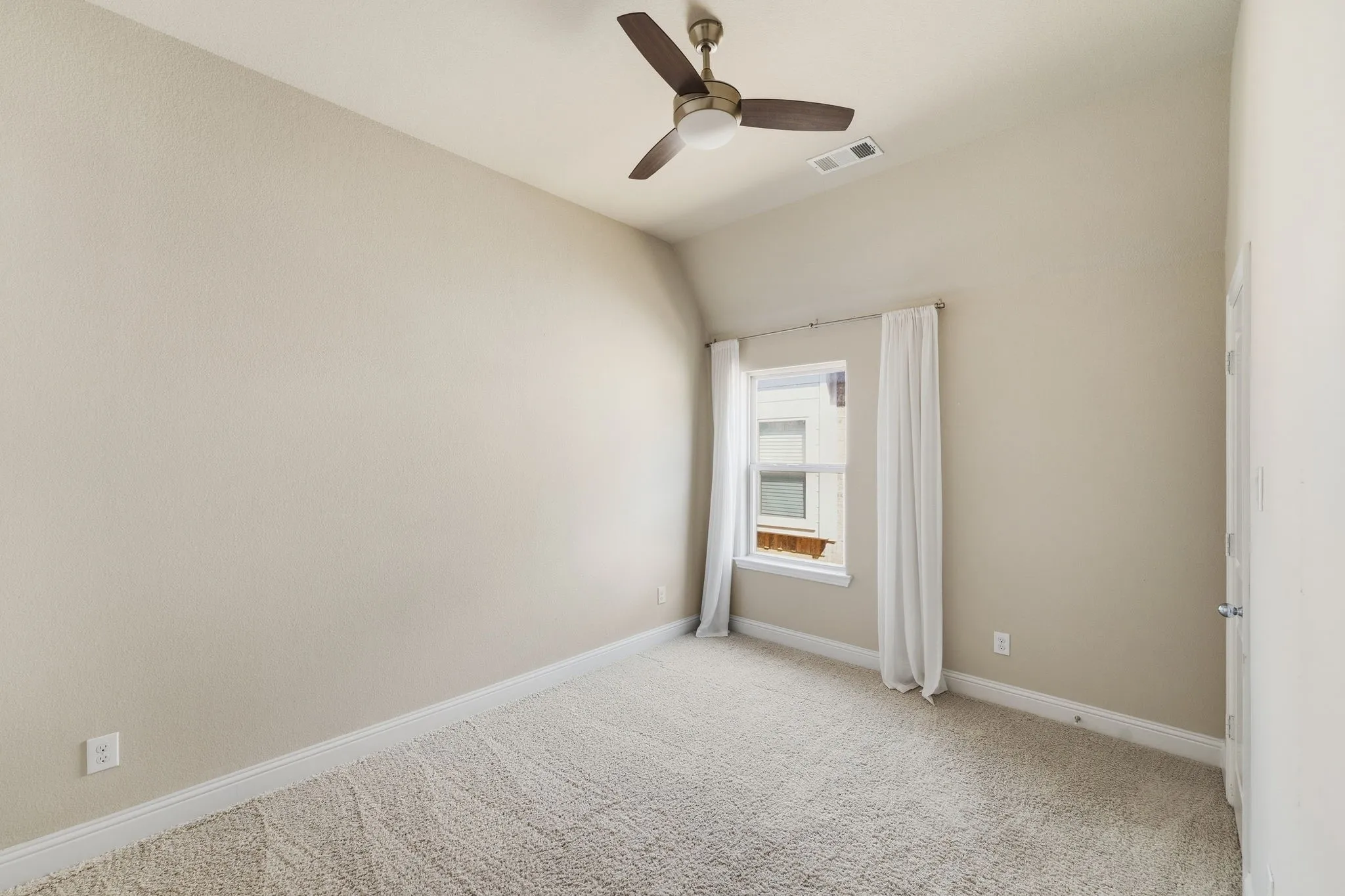 Single Family Residence For Rent in Denton County , 5117 Ember Place, Little Elm, Texas 76227, 3 Bedroom, 3 Bathroom, 2 Garage spaces, 2,245 Sqft, built in 2017, mls#21401283, Real Estate Agent in Little Elm, Homes For Rent in Denton county, Homes For Rent in Little Elm, Realtor in Little Elm Texas, Real Estate Brokerage Independent Realty Texas, Luminita Cordes Realtor