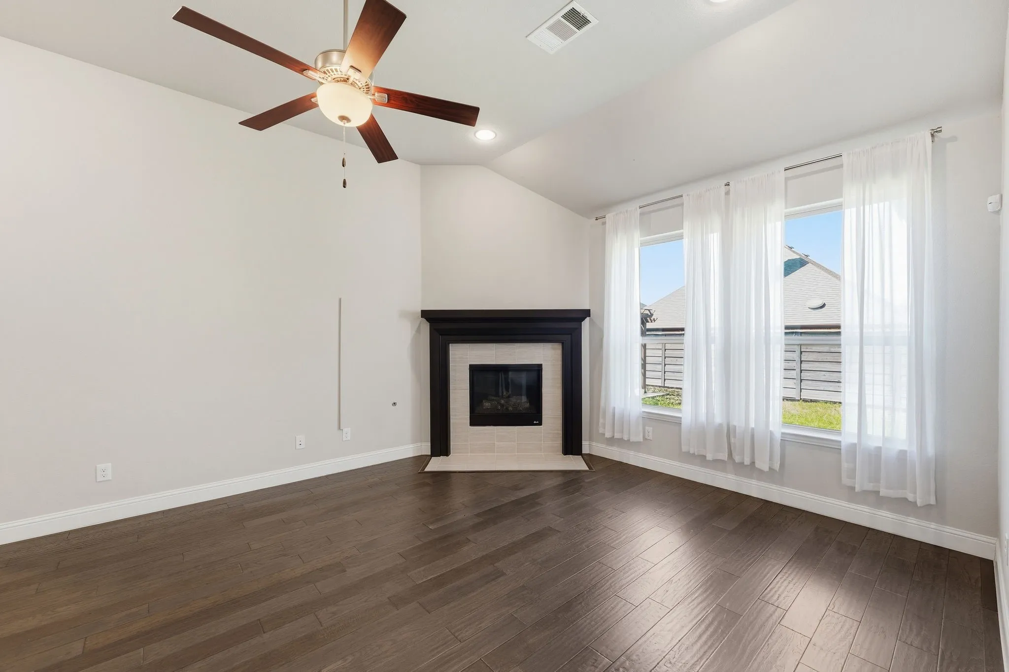 Single Family Residence For Rent in Denton County , 5117 Ember Place, Little Elm, Texas 76227, 3 Bedroom, 3 Bathroom, 2 Garage spaces, 2,245 Sqft, built in 2017, mls#21401283, Real Estate Agent in Little Elm, Homes For Rent in Denton county, Homes For Rent in Little Elm, Realtor in Little Elm Texas, Real Estate Brokerage Independent Realty Texas, Luminita Cordes Realtor