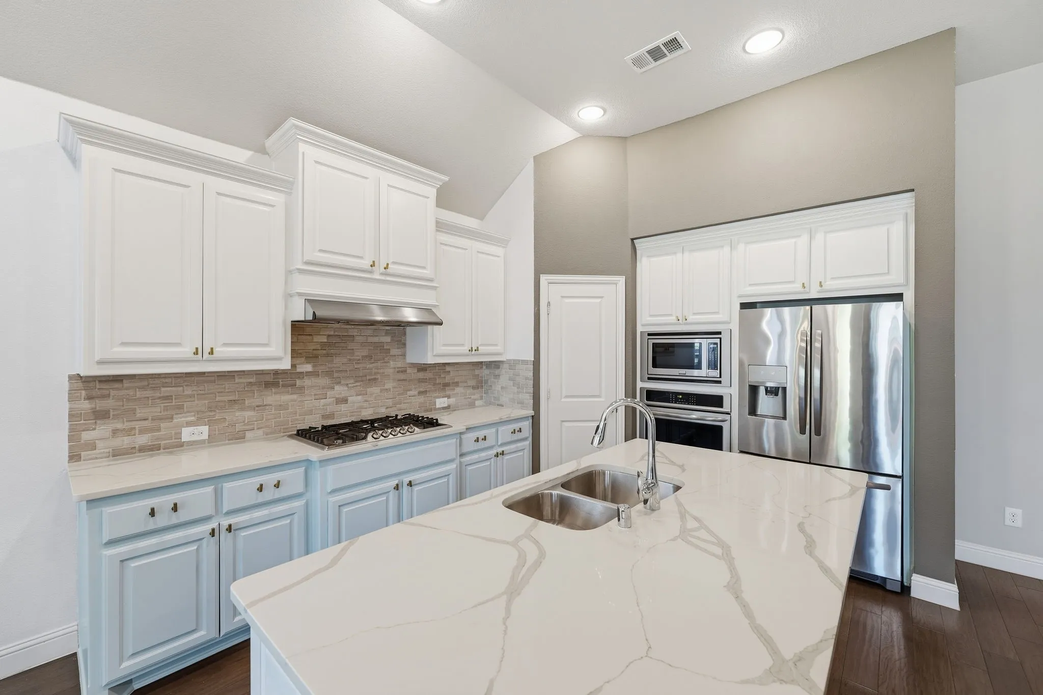 Gas cooktop, microwave, refrigerator, walk-in pantry