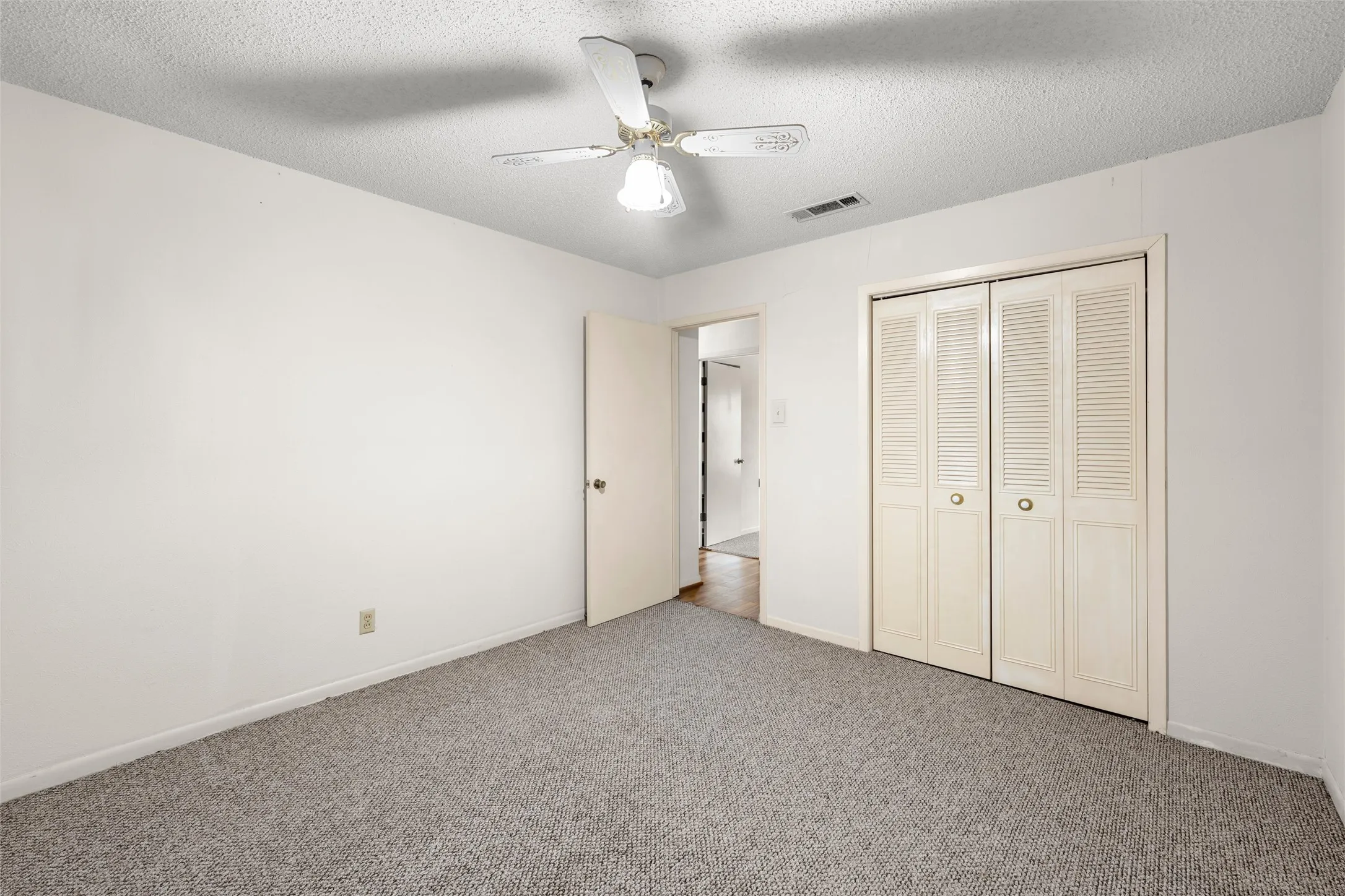 Single Family Residence For Sale in Mc Lennan County , 131 Ronwood, Woodway, Texas 76712, 3 Bedroom, 2 Bathroom, Garage spaces, 1,518 Sqft, built in 1978, mls#21402061, Real Estate Agent in Woodway, Homes For Sale in Mc Lennan county, Homes For Sale in Woodway, Realtor in Woodway Texas, Real Estate Brokerage Independent Realty Texas, Luminita Cordes Realtor