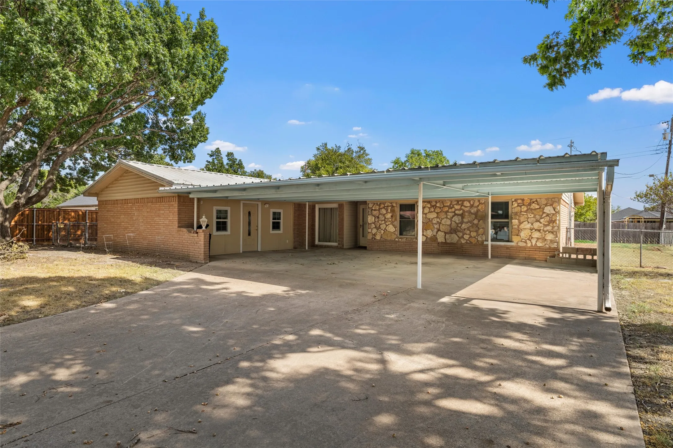 Single Family Residence For Sale in Mc Lennan County , 131 Ronwood, Woodway, Texas 76712, 3 Bedroom, 2 Bathroom, Garage spaces, 1,518 Sqft, built in 1978, mls#21402061, Real Estate Agent in Woodway, Homes For Sale in Mc Lennan county, Homes For Sale in Woodway, Realtor in Woodway Texas, Real Estate Brokerage Independent Realty Texas, Luminita Cordes Realtor