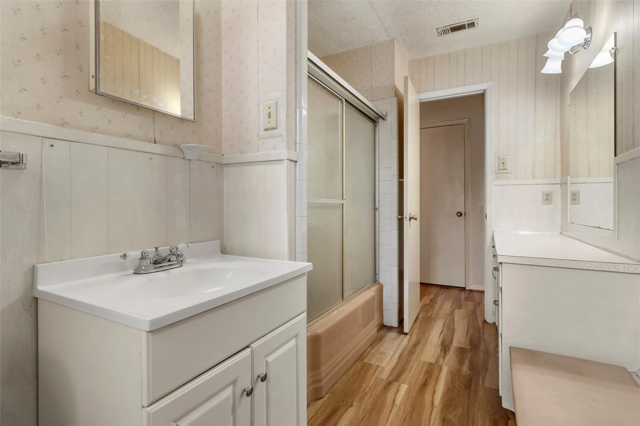 Single Family Residence For Sale in Mc Lennan County , 131 Ronwood, Woodway, Texas 76712, 3 Bedroom, 2 Bathroom, Garage spaces, 1,518 Sqft, built in 1978, mls#21402061, Real Estate Agent in Woodway, Homes For Sale in Mc Lennan county, Homes For Sale in Woodway, Realtor in Woodway Texas, Real Estate Brokerage Independent Realty Texas, Luminita Cordes Realtor