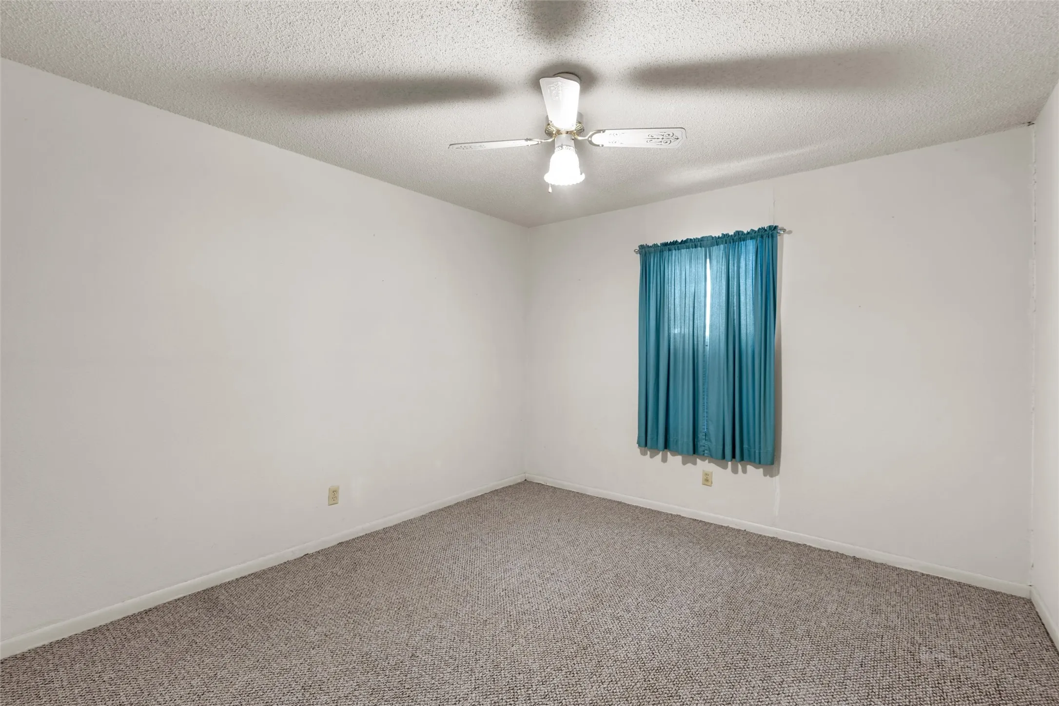 Single Family Residence For Sale in Mc Lennan County , 131 Ronwood, Woodway, Texas 76712, 3 Bedroom, 2 Bathroom, Garage spaces, 1,518 Sqft, built in 1978, mls#21402061, Real Estate Agent in Woodway, Homes For Sale in Mc Lennan county, Homes For Sale in Woodway, Realtor in Woodway Texas, Real Estate Brokerage Independent Realty Texas, Luminita Cordes Realtor