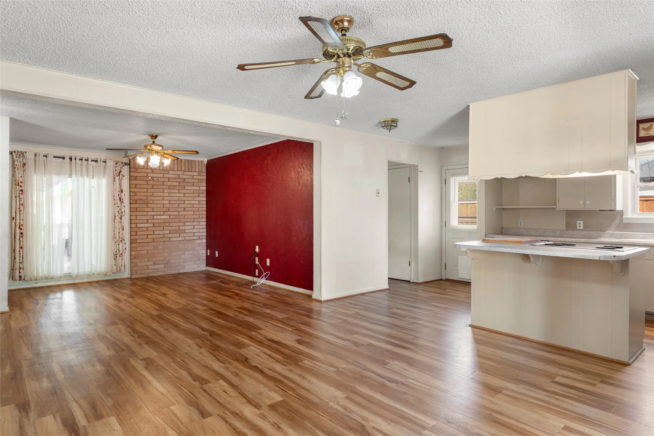 Single Family Residence For Sale in Mc Lennan County , 131 Ronwood, Woodway, Texas 76712, 3 Bedroom, 2 Bathroom, Garage spaces, 1,518 Sqft, built in 1978, mls#21402061, Real Estate Agent in Woodway, Homes For Sale in Mc Lennan county, Homes For Sale in Woodway, Realtor in Woodway Texas, Real Estate Brokerage Independent Realty Texas, Luminita Cordes Realtor
