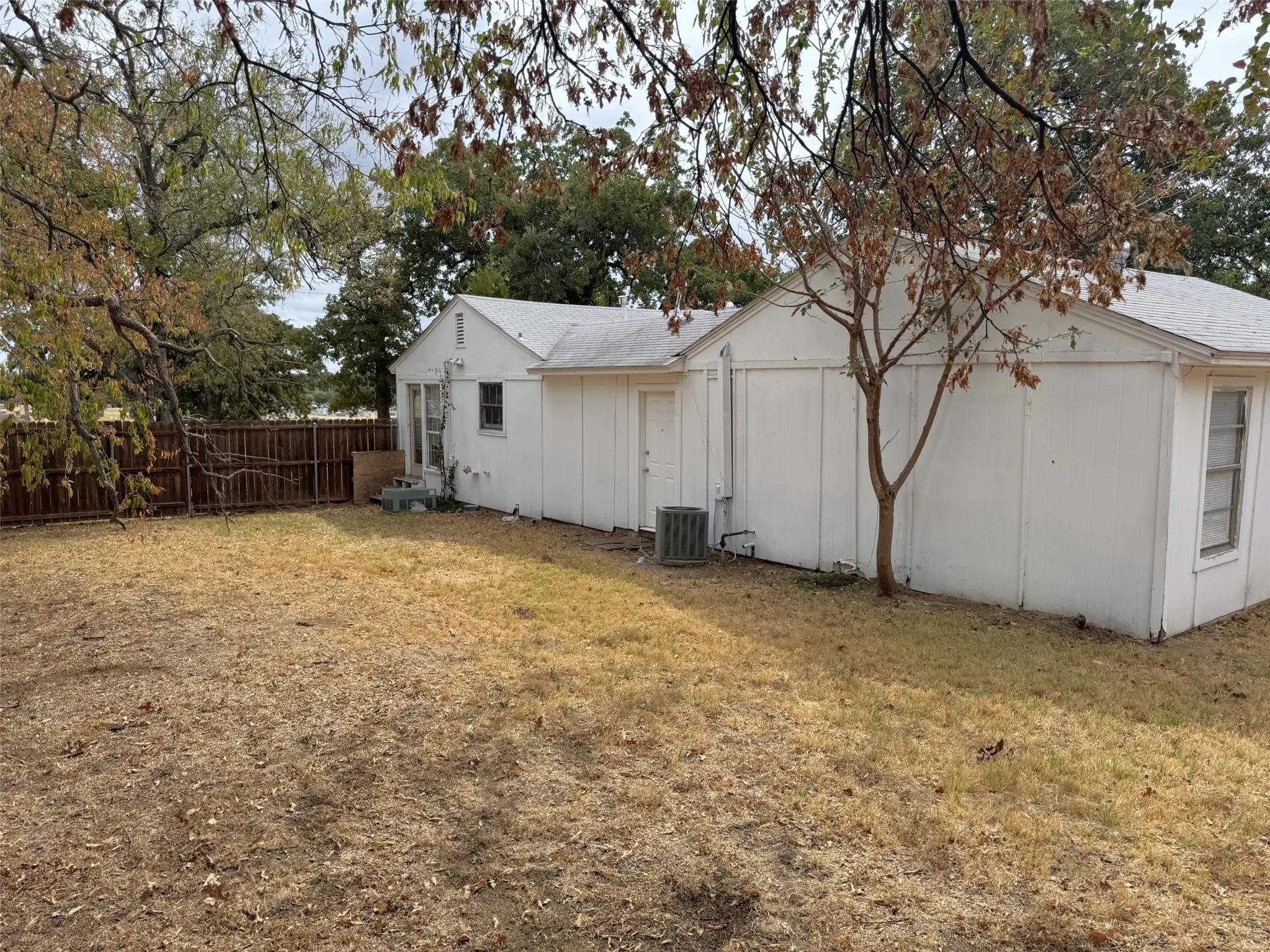 Duplex For Rent in Denton County , 708 IOOF Street B, Denton, Texas 76201, 2 Bedroom, 1 Bathroom, Garage spaces, 682 Sqft, built in 1935, mls#21402081, Real Estate Agent in Denton, Homes For Rent in Denton county, Homes For Rent in Denton, Realtor in Denton Texas, Real Estate Brokerage Independent Realty Texas, Luminita Cordes Realtor