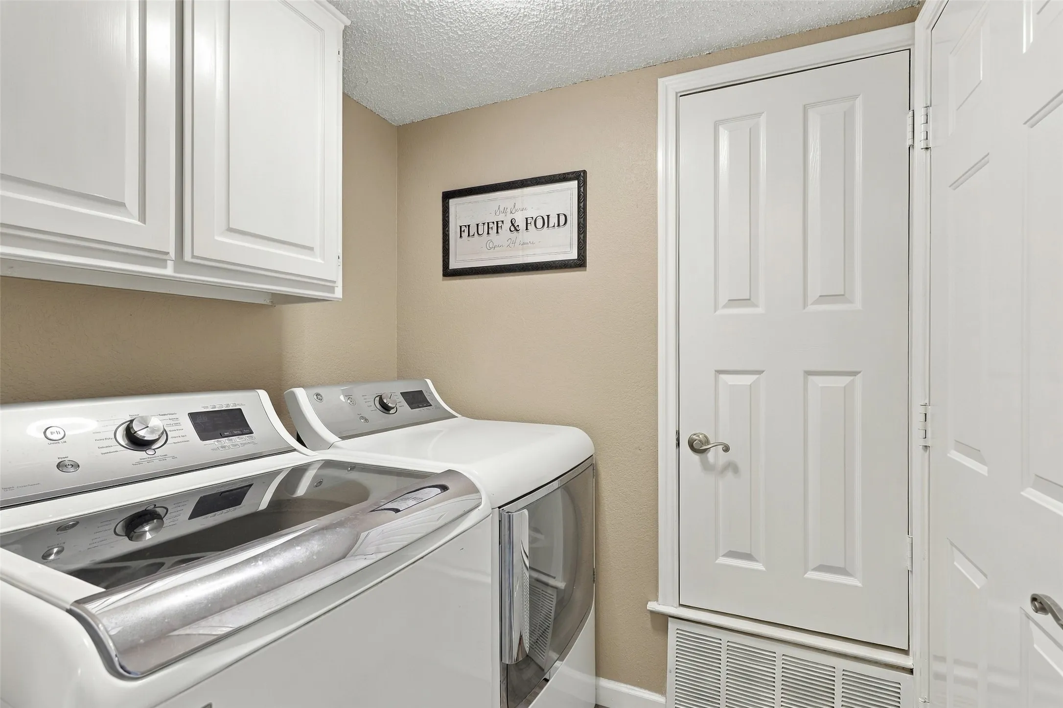 Single Family Residence For Sale in Tarrant County , 6036 Sundown Drive, Watauga, Texas 76148, 3 Bedroom, 2 Bathroom, 2 Garage spaces, 1,774 Sqft, built in 1989, mls#21401430, Real Estate Agent in Watauga, Homes For Sale in Tarrant county, Homes For Sale in Watauga, Realtor in Watauga Texas, Real Estate Brokerage Independent Realty Texas, Luminita Cordes Realtor