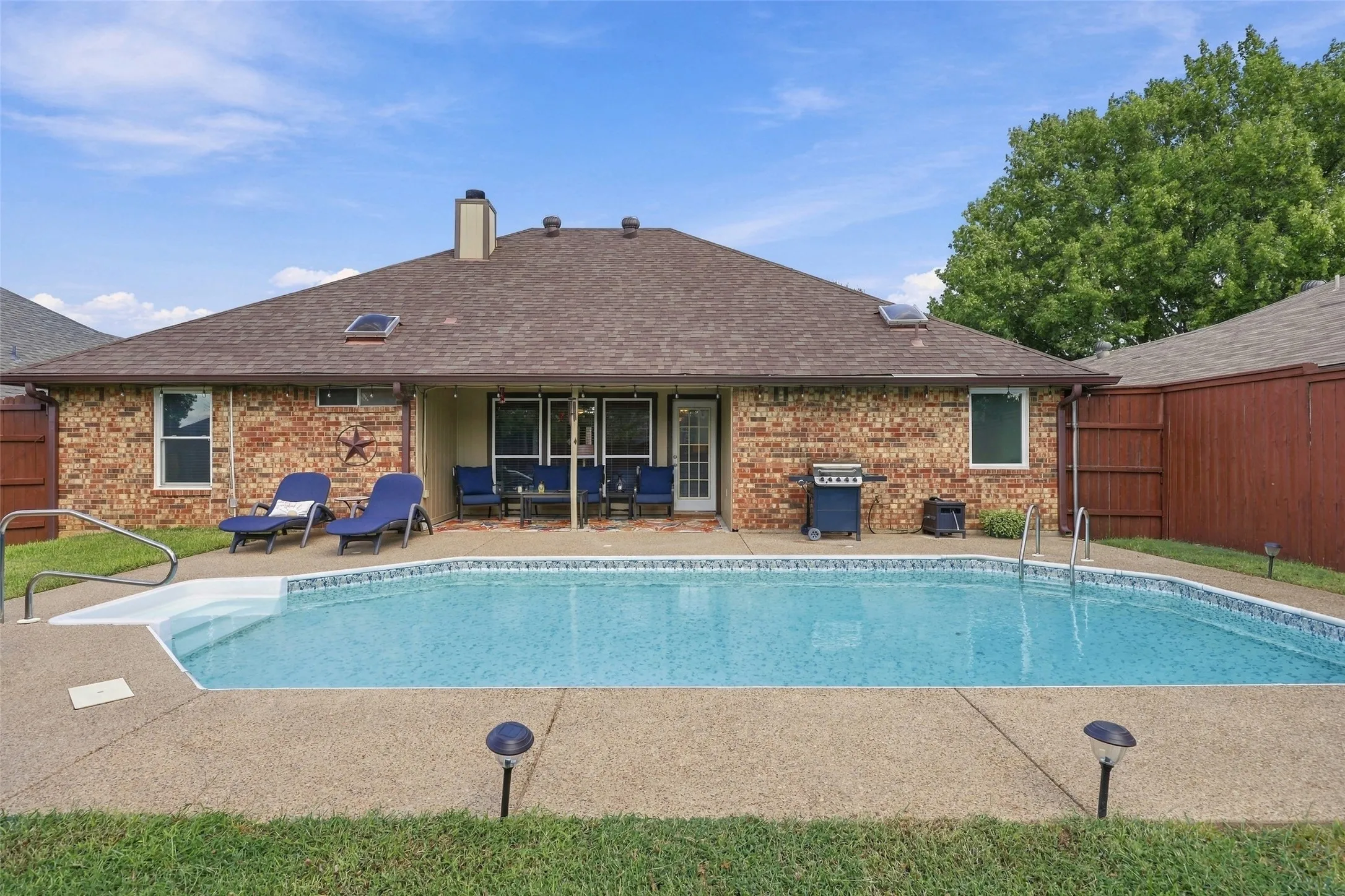 Single Family Residence For Sale in Tarrant County , 6036 Sundown Drive, Watauga, Texas 76148, 3 Bedroom, 2 Bathroom, 2 Garage spaces, 1,774 Sqft, built in 1989, mls#21401430, Real Estate Agent in Watauga, Homes For Sale in Tarrant county, Homes For Sale in Watauga, Realtor in Watauga Texas, Real Estate Brokerage Independent Realty Texas, Luminita Cordes Realtor