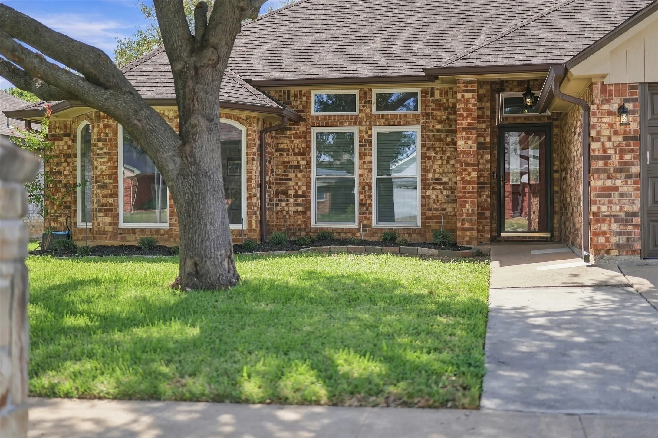 Single Family Residence For Sale in Tarrant County , 6036 Sundown Drive, Watauga, Texas 76148, 3 Bedroom, 2 Bathroom, 2 Garage spaces, 1,774 Sqft, built in 1989, mls#21401430, Real Estate Agent in Watauga, Homes For Sale in Tarrant county, Homes For Sale in Watauga, Realtor in Watauga Texas, Real Estate Brokerage Independent Realty Texas, Luminita Cordes Realtor
