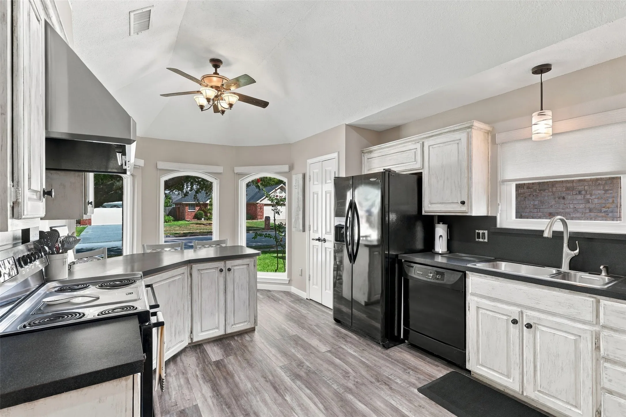 Single Family Residence For Sale in Tarrant County , 6036 Sundown Drive, Watauga, Texas 76148, 3 Bedroom, 2 Bathroom, 2 Garage spaces, 1,774 Sqft, built in 1989, mls#21401430, Real Estate Agent in Watauga, Homes For Sale in Tarrant county, Homes For Sale in Watauga, Realtor in Watauga Texas, Real Estate Brokerage Independent Realty Texas, Luminita Cordes Realtor