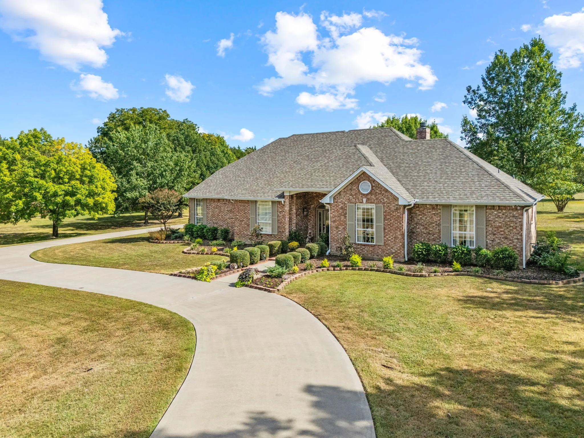 Single Family Residence For Sale in Hunt County , 1 Bluebonnet Trail, Greenville, Texas 75402, 4 Bedroom, 3 Bathroom, 3 Garage spaces, 3,017 Sqft, built in 2000, mls#21399719, Real Estate Agent in Greenville, Homes For Sale in Hunt county, Homes For Sale in Greenville, Realtor in Greenville Texas, Real Estate Brokerage Independent Realty Texas, Luminita Cordes Realtor