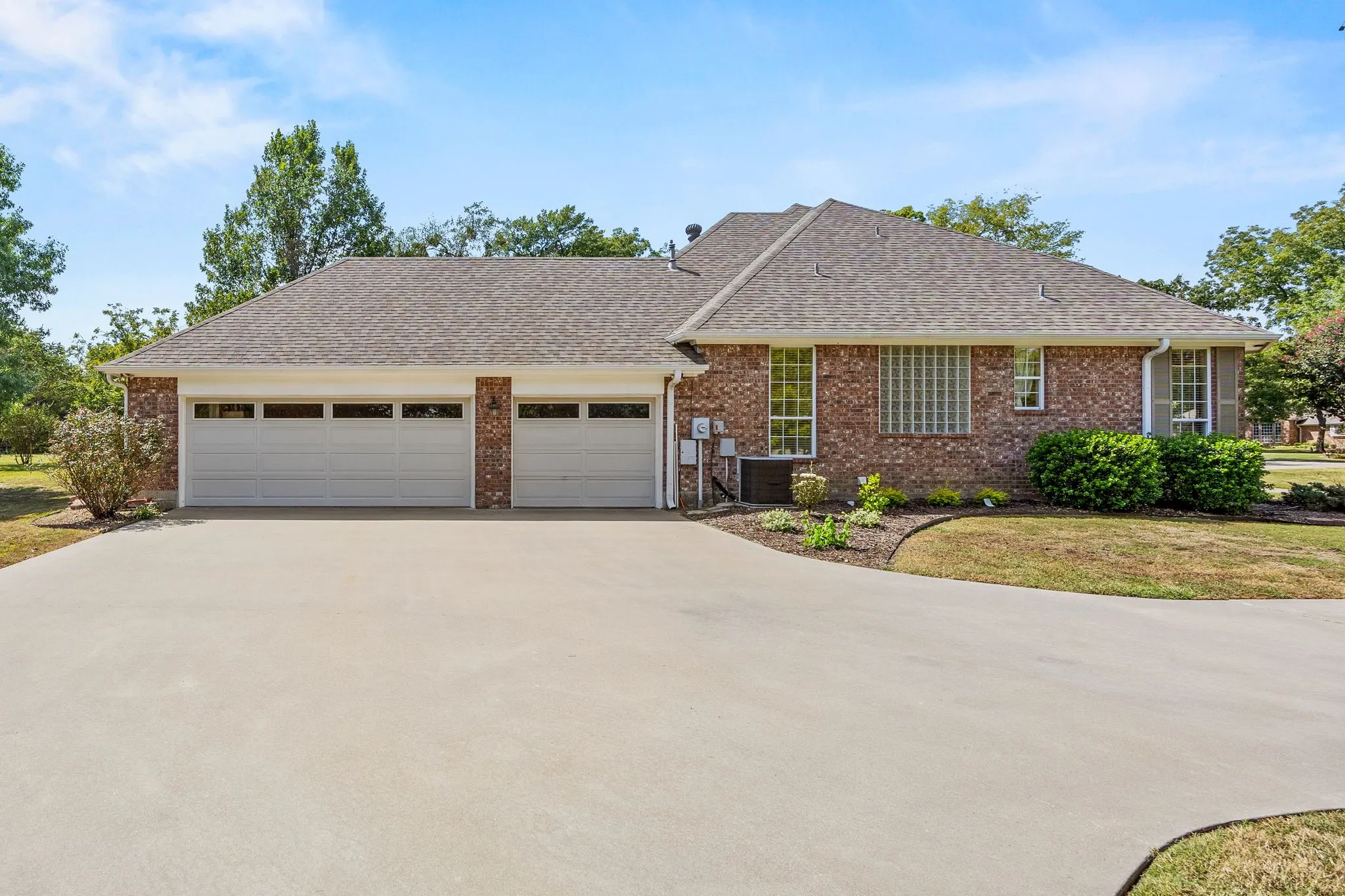 Single Family Residence For Sale in Hunt County , 1 Bluebonnet Trail, Greenville, Texas 75402, 4 Bedroom, 3 Bathroom, 3 Garage spaces, 3,017 Sqft, built in 2000, mls#21399719, Real Estate Agent in Greenville, Homes For Sale in Hunt county, Homes For Sale in Greenville, Realtor in Greenville Texas, Real Estate Brokerage Independent Realty Texas, Luminita Cordes Realtor