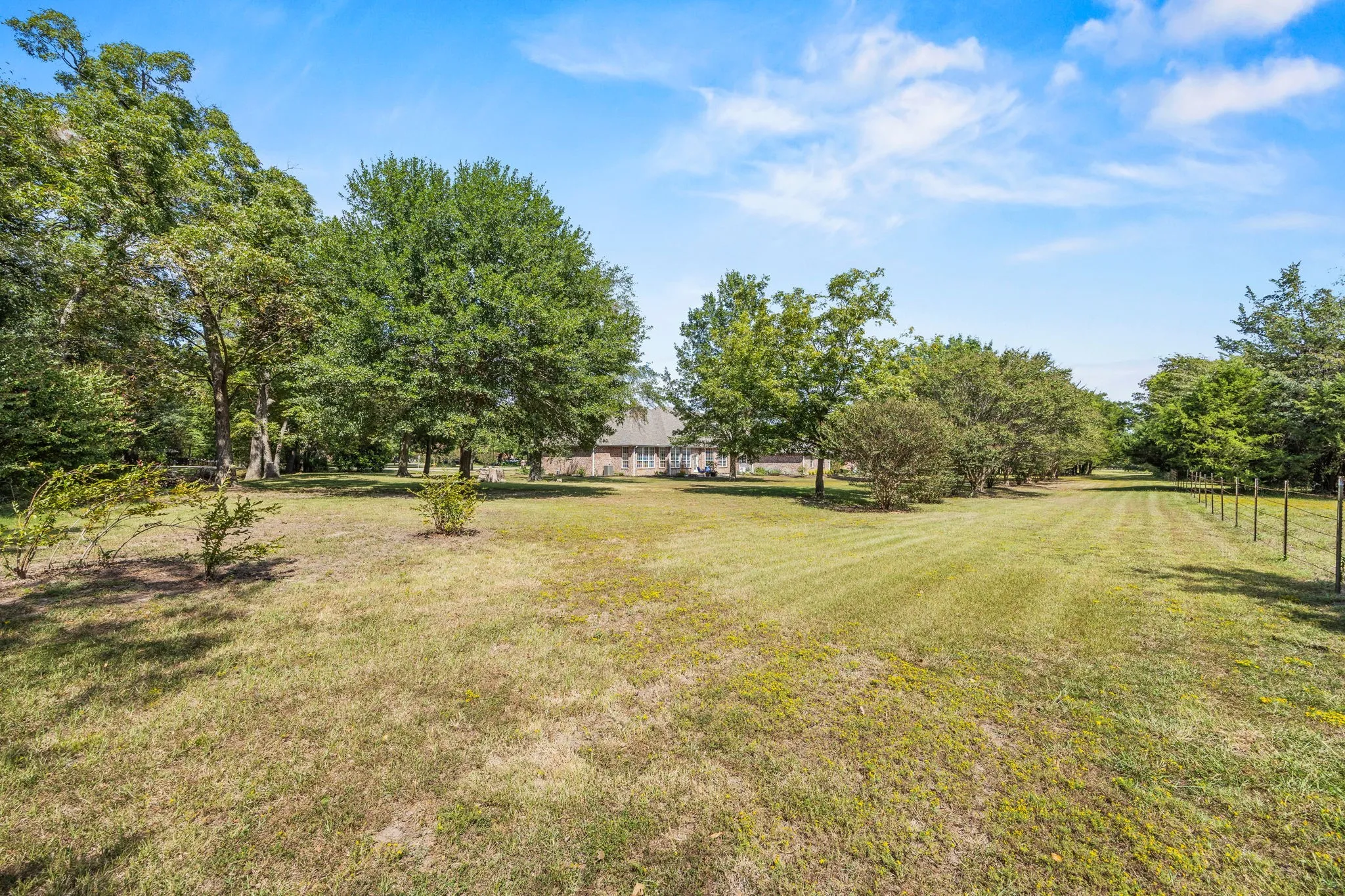 Single Family Residence For Sale in Hunt County , 1 Bluebonnet Trail, Greenville, Texas 75402, 4 Bedroom, 3 Bathroom, 3 Garage spaces, 3,017 Sqft, built in 2000, mls#21399719, Real Estate Agent in Greenville, Homes For Sale in Hunt county, Homes For Sale in Greenville, Realtor in Greenville Texas, Real Estate Brokerage Independent Realty Texas, Luminita Cordes Realtor