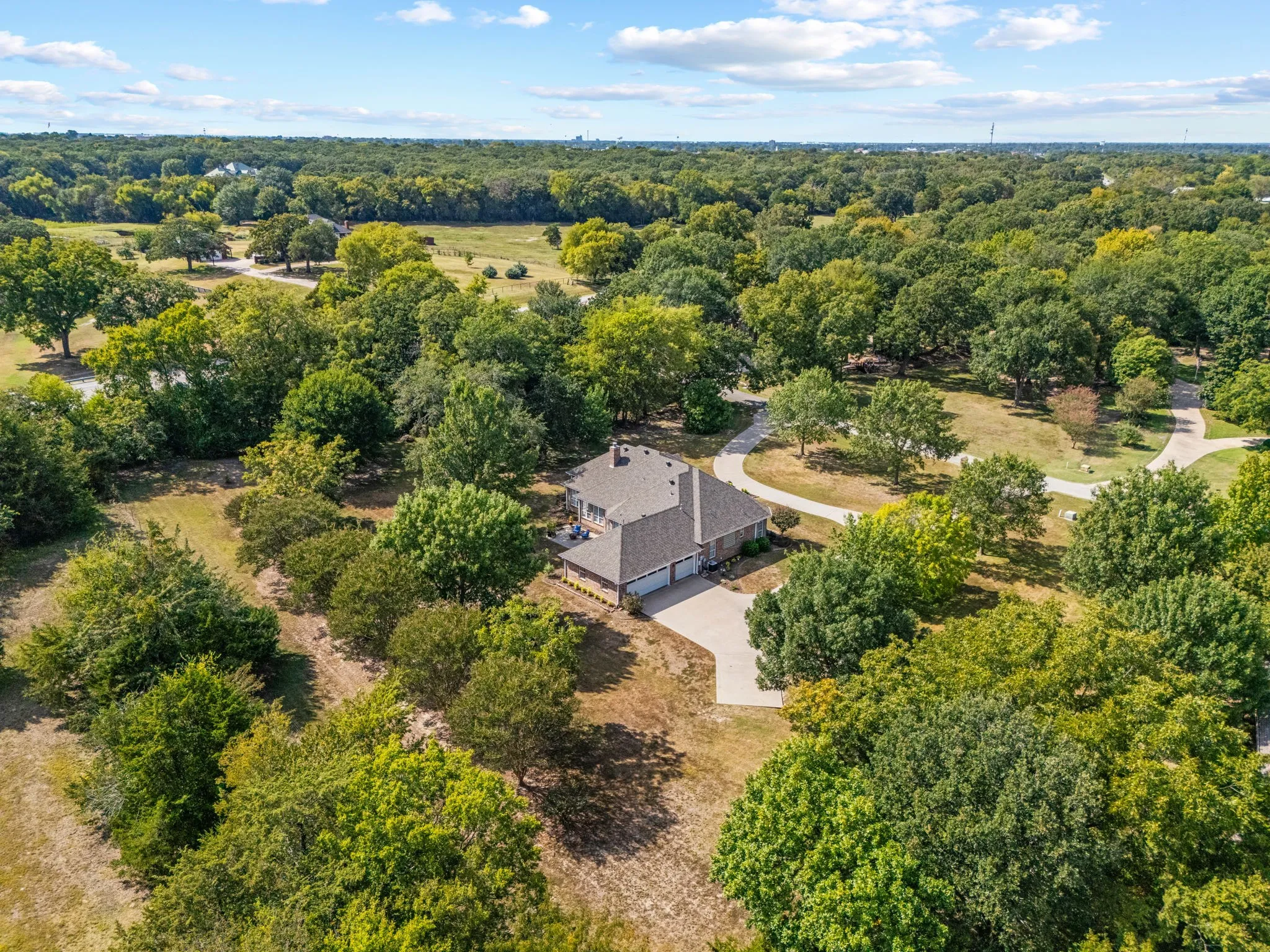 Single Family Residence For Sale in Hunt County , 1 Bluebonnet Trail, Greenville, Texas 75402, 4 Bedroom, 3 Bathroom, 3 Garage spaces, 3,017 Sqft, built in 2000, mls#21399719, Real Estate Agent in Greenville, Homes For Sale in Hunt county, Homes For Sale in Greenville, Realtor in Greenville Texas, Real Estate Brokerage Independent Realty Texas, Luminita Cordes Realtor