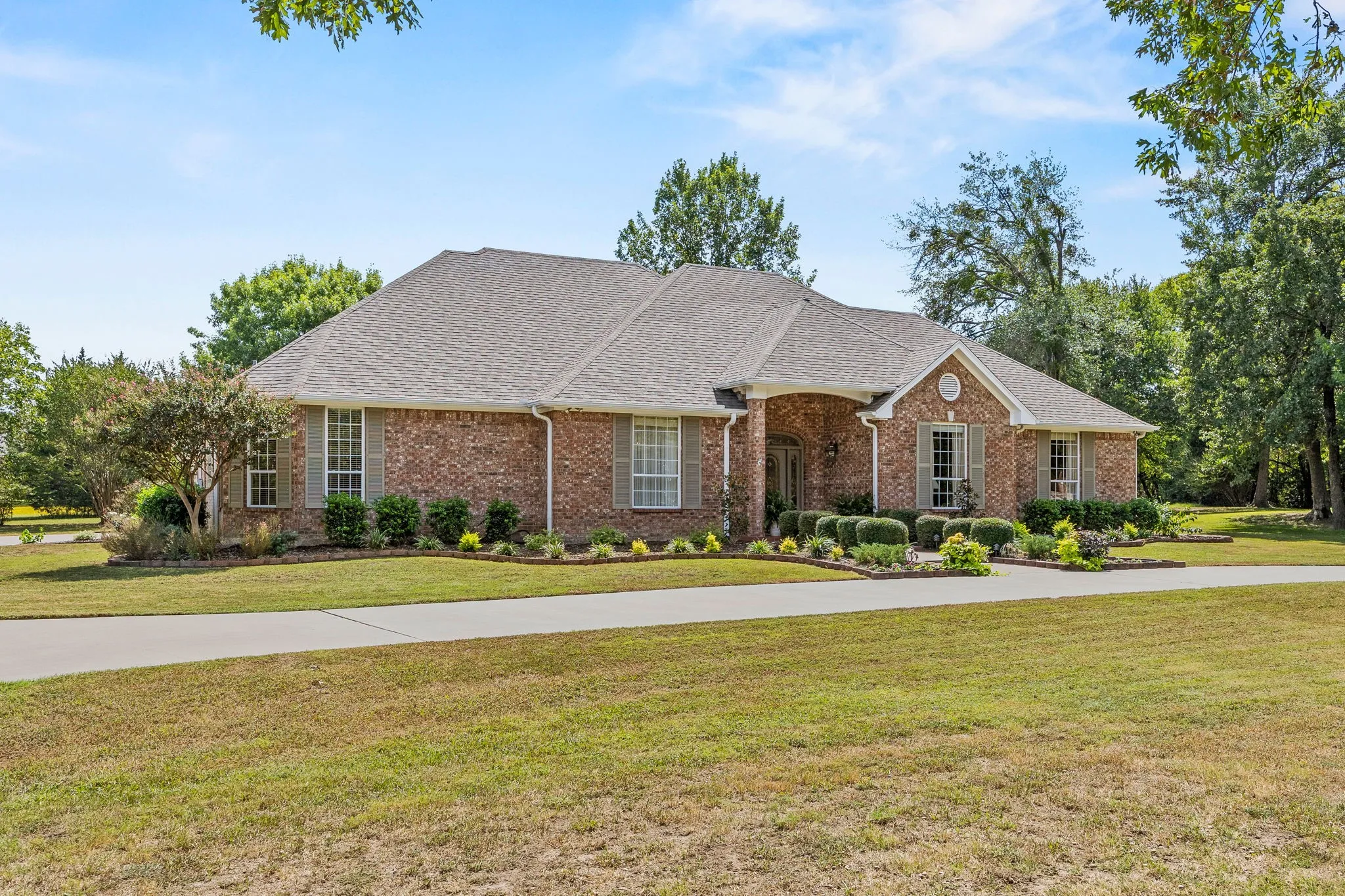 Single Family Residence For Sale in Hunt County , 1 Bluebonnet Trail, Greenville, Texas 75402, 4 Bedroom, 3 Bathroom, 3 Garage spaces, 3,017 Sqft, built in 2000, mls#21399719, Real Estate Agent in Greenville, Homes For Sale in Hunt county, Homes For Sale in Greenville, Realtor in Greenville Texas, Real Estate Brokerage Independent Realty Texas, Luminita Cordes Realtor