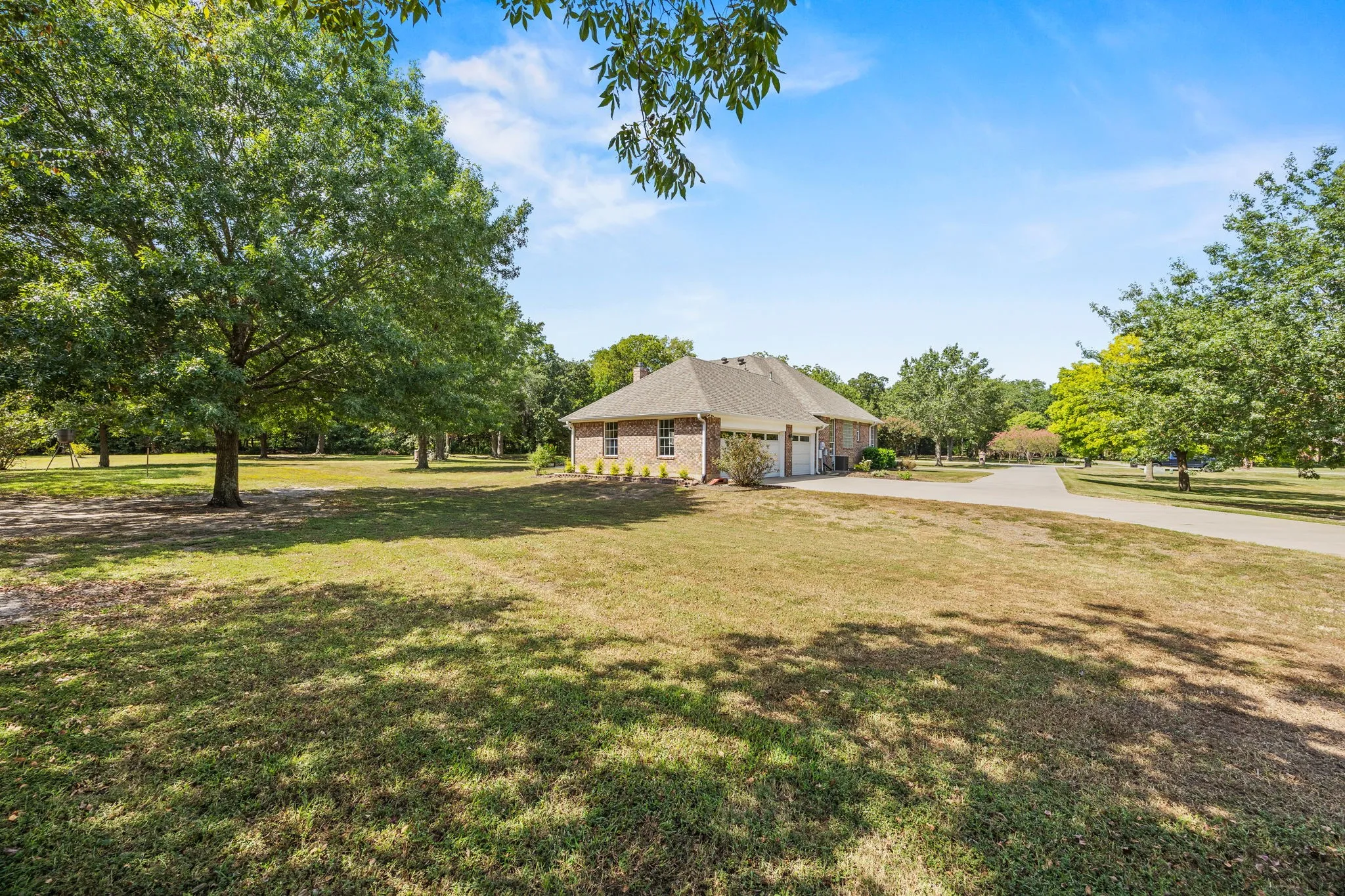 Single Family Residence For Sale in Hunt County , 1 Bluebonnet Trail, Greenville, Texas 75402, 4 Bedroom, 3 Bathroom, 3 Garage spaces, 3,017 Sqft, built in 2000, mls#21399719, Real Estate Agent in Greenville, Homes For Sale in Hunt county, Homes For Sale in Greenville, Realtor in Greenville Texas, Real Estate Brokerage Independent Realty Texas, Luminita Cordes Realtor