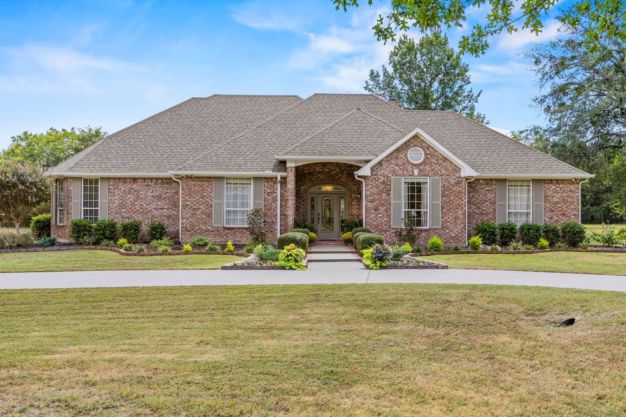 Single Family Residence For Sale in Hunt County , 1 Bluebonnet Trail, Greenville, Texas 75402, 4 Bedroom, 3 Bathroom, 3 Garage spaces, 3,017 Sqft, built in 2000, mls#21399719, Real Estate Agent in Greenville, Homes For Sale in Hunt county, Homes For Sale in Greenville, Realtor in Greenville Texas, Real Estate Brokerage Independent Realty Texas, Luminita Cordes Realtor