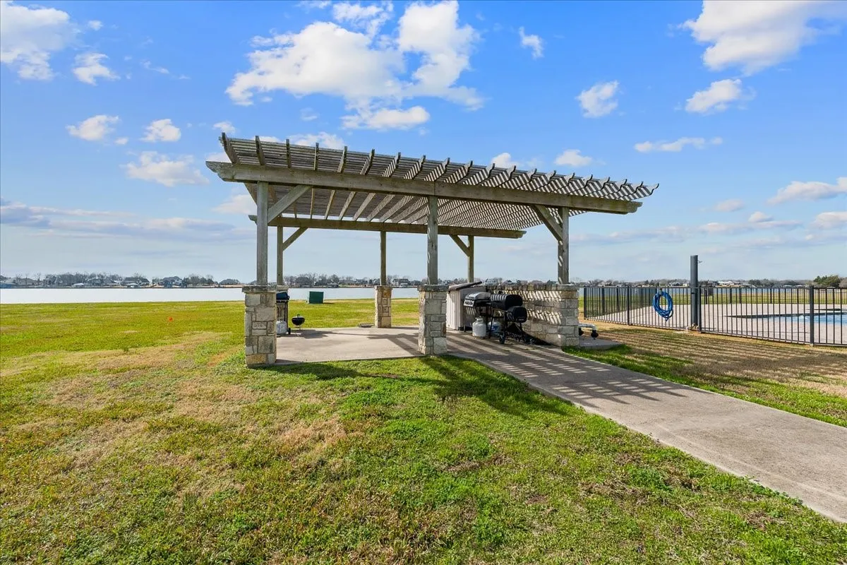 Condominium For Sale in Navarro County , 9900 Northshore Boulevard 3406, Corsicana, Texas 75109, 2 Bedroom, 2 Bathroom, Garage spaces, 1,209 Sqft, built in 2012, mls#21402226, Real Estate Agent in Corsicana, Homes For Sale in Navarro county, Homes For Sale in Corsicana, Realtor in Corsicana Texas, Real Estate Brokerage Independent Realty Texas, Luminita Cordes Realtor
