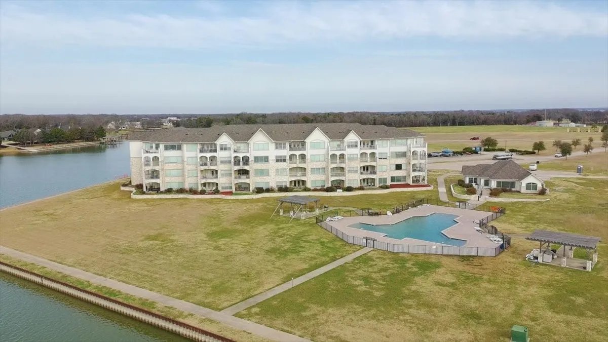 Condominium For Sale in Navarro County , 9900 Northshore Boulevard 3406, Corsicana, Texas 75109, 2 Bedroom, 2 Bathroom, Garage spaces, 1,209 Sqft, built in 2012, mls#21402226, Real Estate Agent in Corsicana, Homes For Sale in Navarro county, Homes For Sale in Corsicana, Realtor in Corsicana Texas, Real Estate Brokerage Independent Realty Texas, Luminita Cordes Realtor