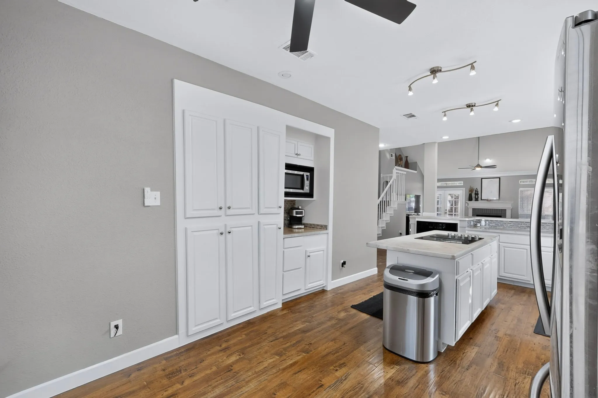 Single Family Residence For Sale in Tarrant County , 2600 Juniper Drive, Euless, Texas 76039, 4 Bedroom, 3 Bathroom, 1 Garage spaces, 2,374 Sqft, built in 1990, mls#21402393, Real Estate Agent in Euless, Homes For Sale in Tarrant county, Homes For Sale in Euless, Realtor in Euless Texas, Real Estate Brokerage Independent Realty Texas, Luminita Cordes Realtor