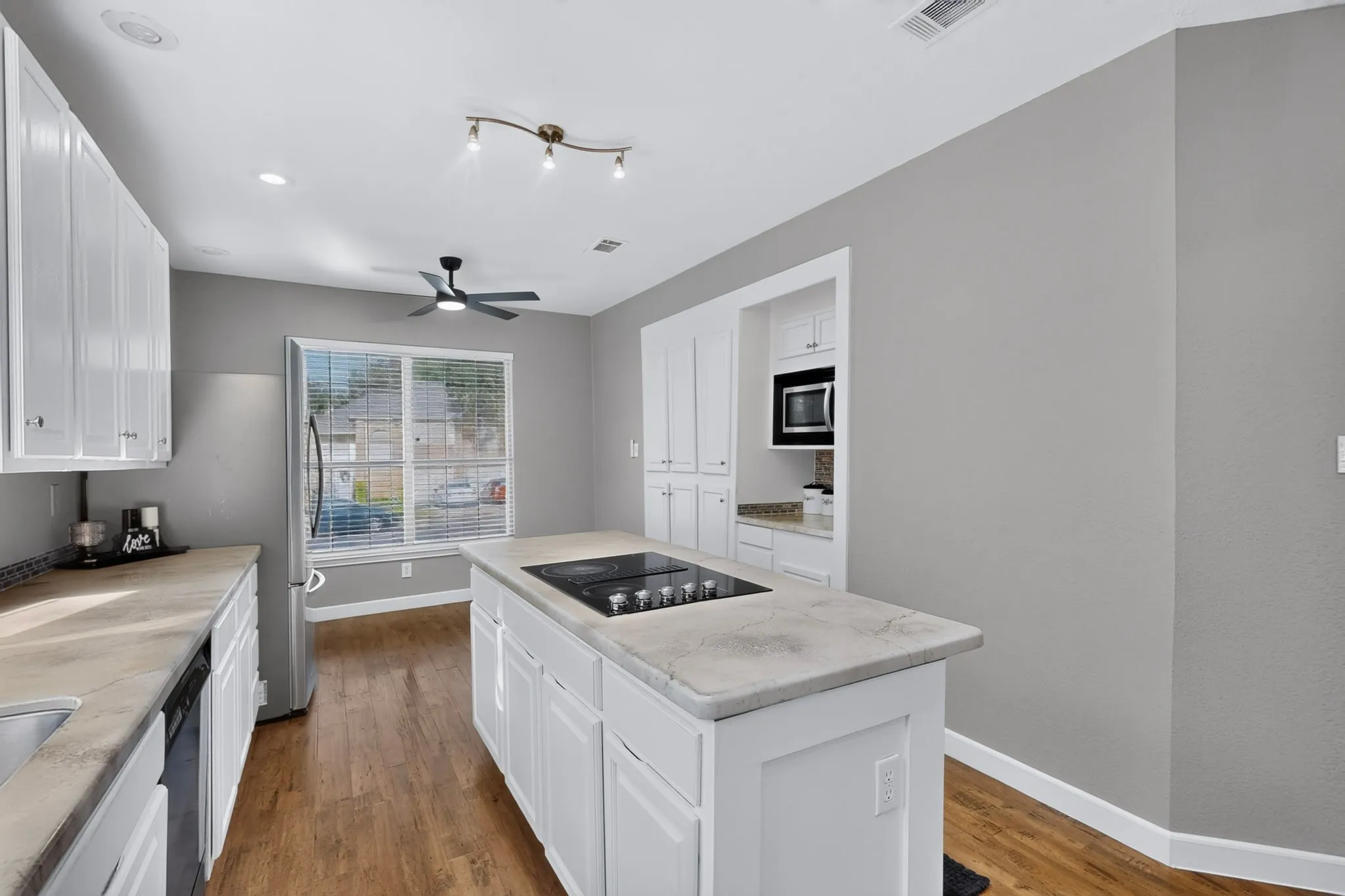 Single Family Residence For Sale in Tarrant County , 2600 Juniper Drive, Euless, Texas 76039, 4 Bedroom, 3 Bathroom, 1 Garage spaces, 2,374 Sqft, built in 1990, mls#21402393, Real Estate Agent in Euless, Homes For Sale in Tarrant county, Homes For Sale in Euless, Realtor in Euless Texas, Real Estate Brokerage Independent Realty Texas, Luminita Cordes Realtor