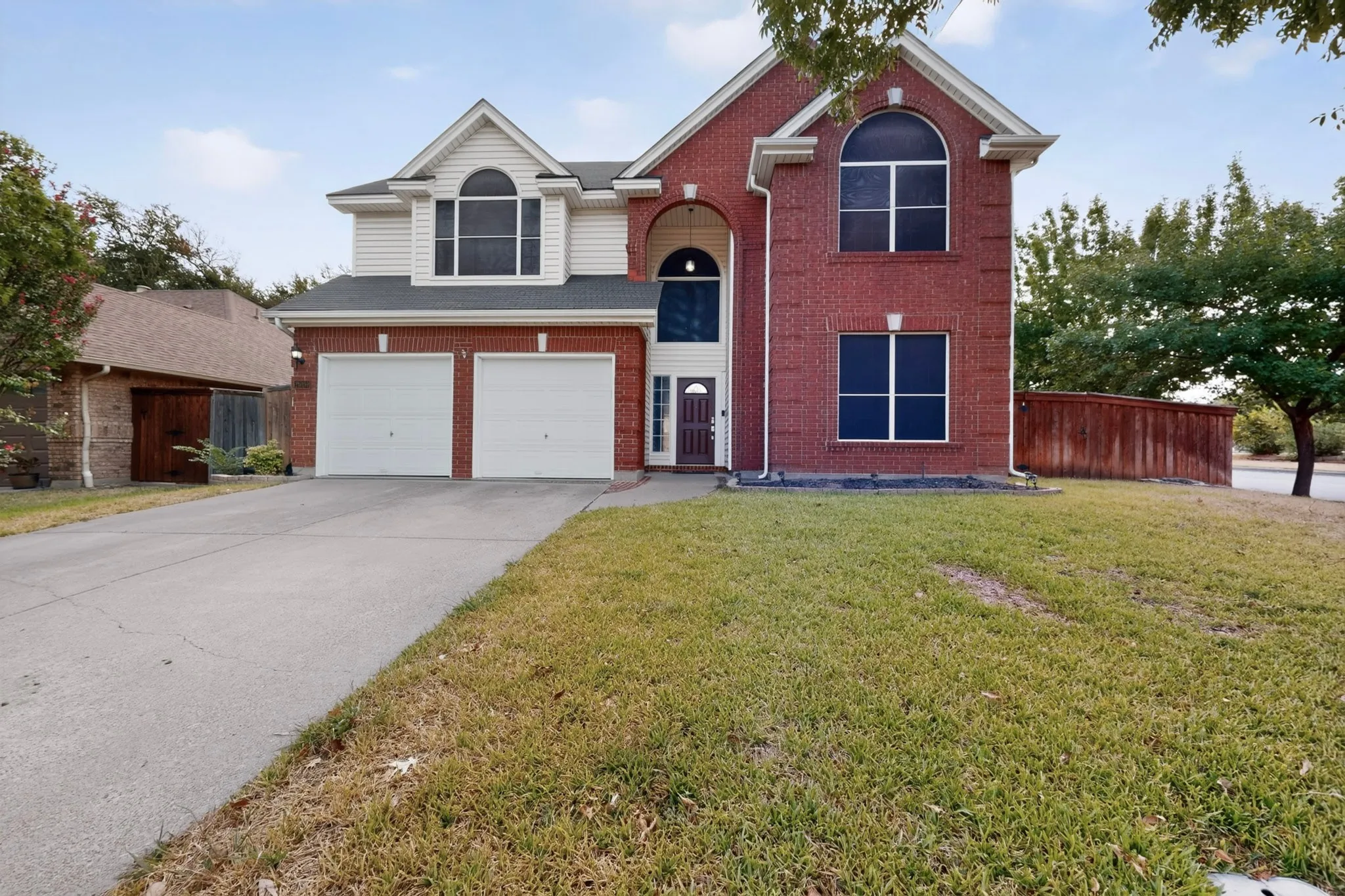Single Family Residence For Sale in Tarrant County , 2600 Juniper Drive, Euless, Texas 76039, 4 Bedroom, 3 Bathroom, 1 Garage spaces, 2,374 Sqft, built in 1990, mls#21402393, Real Estate Agent in Euless, Homes For Sale in Tarrant county, Homes For Sale in Euless, Realtor in Euless Texas, Real Estate Brokerage Independent Realty Texas, Luminita Cordes Realtor