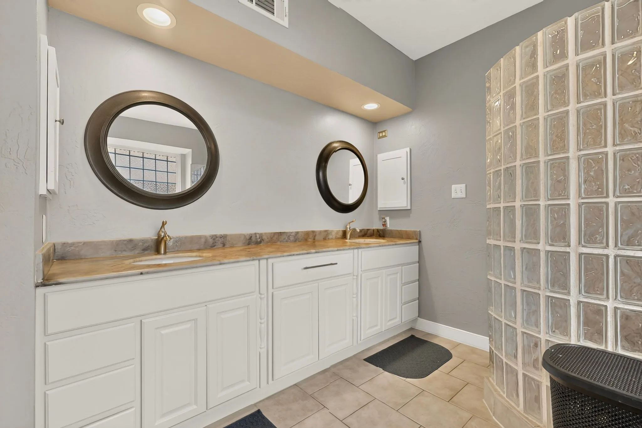 Single Family Residence For Sale in Tarrant County , 2600 Juniper Drive, Euless, Texas 76039, 4 Bedroom, 3 Bathroom, 1 Garage spaces, 2,374 Sqft, built in 1990, mls#21402393, Real Estate Agent in Euless, Homes For Sale in Tarrant county, Homes For Sale in Euless, Realtor in Euless Texas, Real Estate Brokerage Independent Realty Texas, Luminita Cordes Realtor
