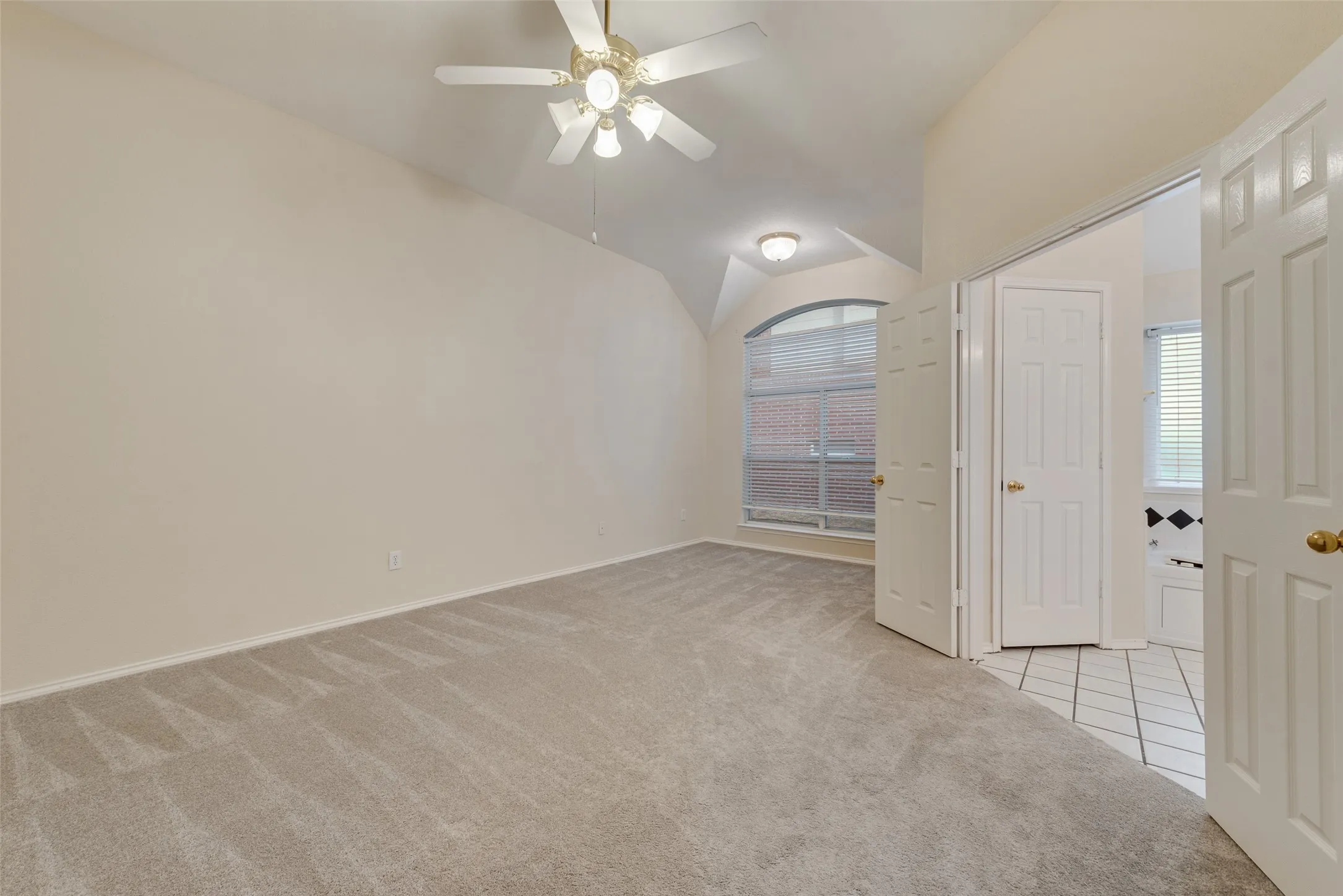 Single Family Residence For Sale in Denton County , 1529 Dimmit Drive, Carrollton, Texas 75010, 4 Bedroom, 2 Bathroom, 2 Garage spaces, 2,114 Sqft, built in 1999, mls#21385092, Real Estate Agent in Carrollton, Homes For Sale in Denton county, Homes For Sale in Carrollton, Realtor in Carrollton Texas, Real Estate Brokerage Independent Realty Texas, Luminita Cordes Realtor