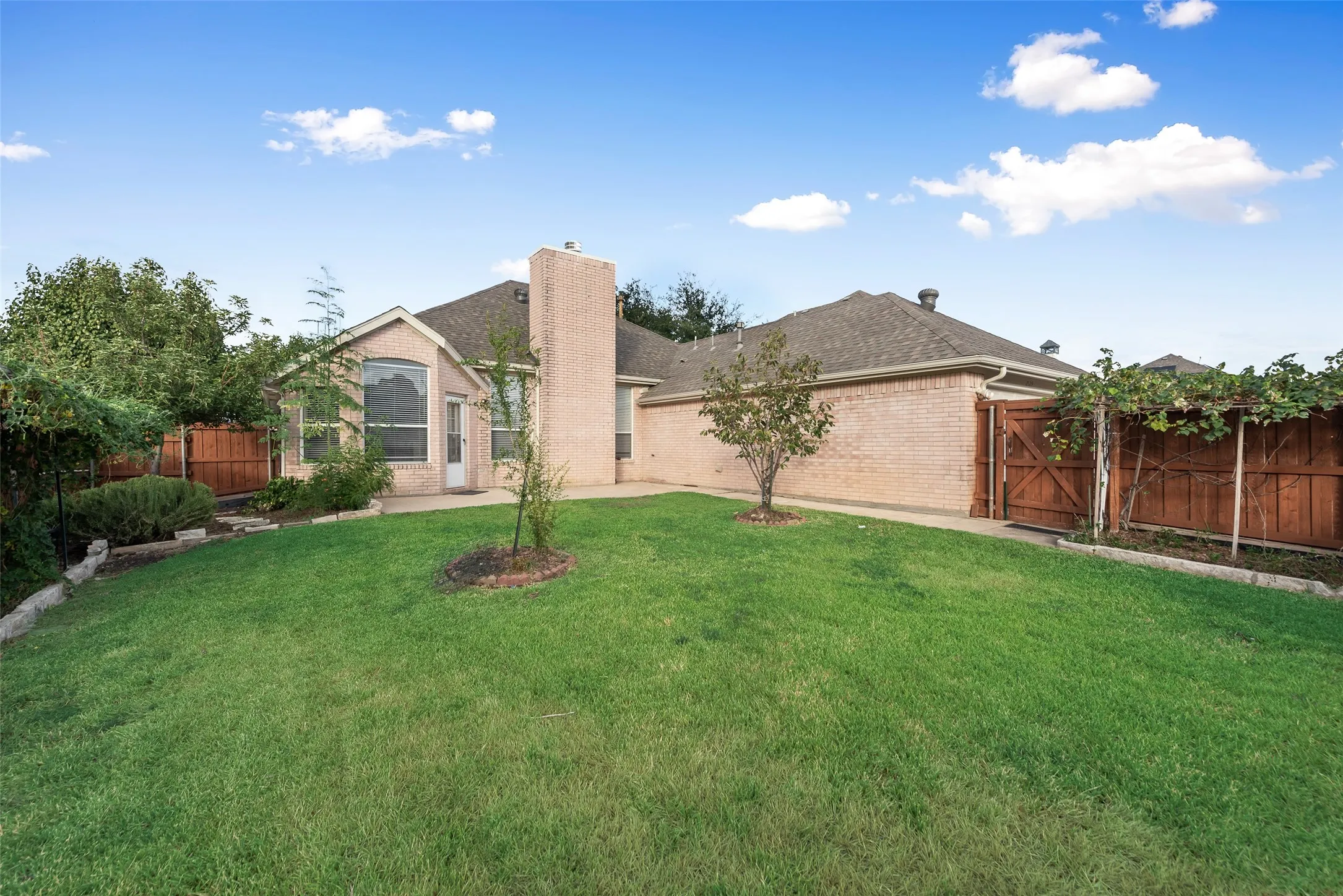 Single Family Residence For Sale in Denton County , 1529 Dimmit Drive, Carrollton, Texas 75010, 4 Bedroom, 2 Bathroom, 2 Garage spaces, 2,114 Sqft, built in 1999, mls#21385092, Real Estate Agent in Carrollton, Homes For Sale in Denton county, Homes For Sale in Carrollton, Realtor in Carrollton Texas, Real Estate Brokerage Independent Realty Texas, Luminita Cordes Realtor