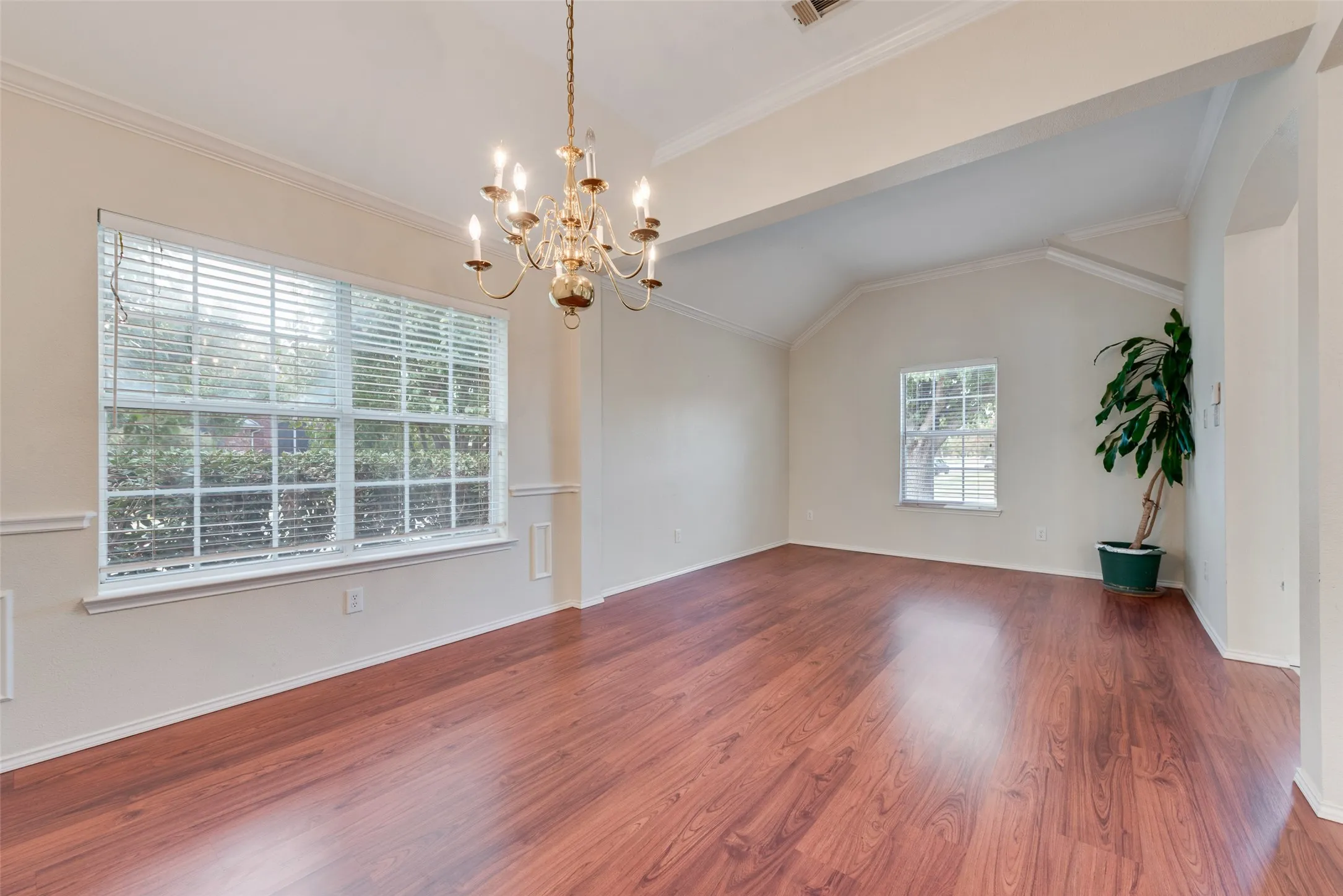 Single Family Residence For Sale in Denton County , 1529 Dimmit Drive, Carrollton, Texas 75010, 4 Bedroom, 2 Bathroom, 2 Garage spaces, 2,114 Sqft, built in 1999, mls#21385092, Real Estate Agent in Carrollton, Homes For Sale in Denton county, Homes For Sale in Carrollton, Realtor in Carrollton Texas, Real Estate Brokerage Independent Realty Texas, Luminita Cordes Realtor