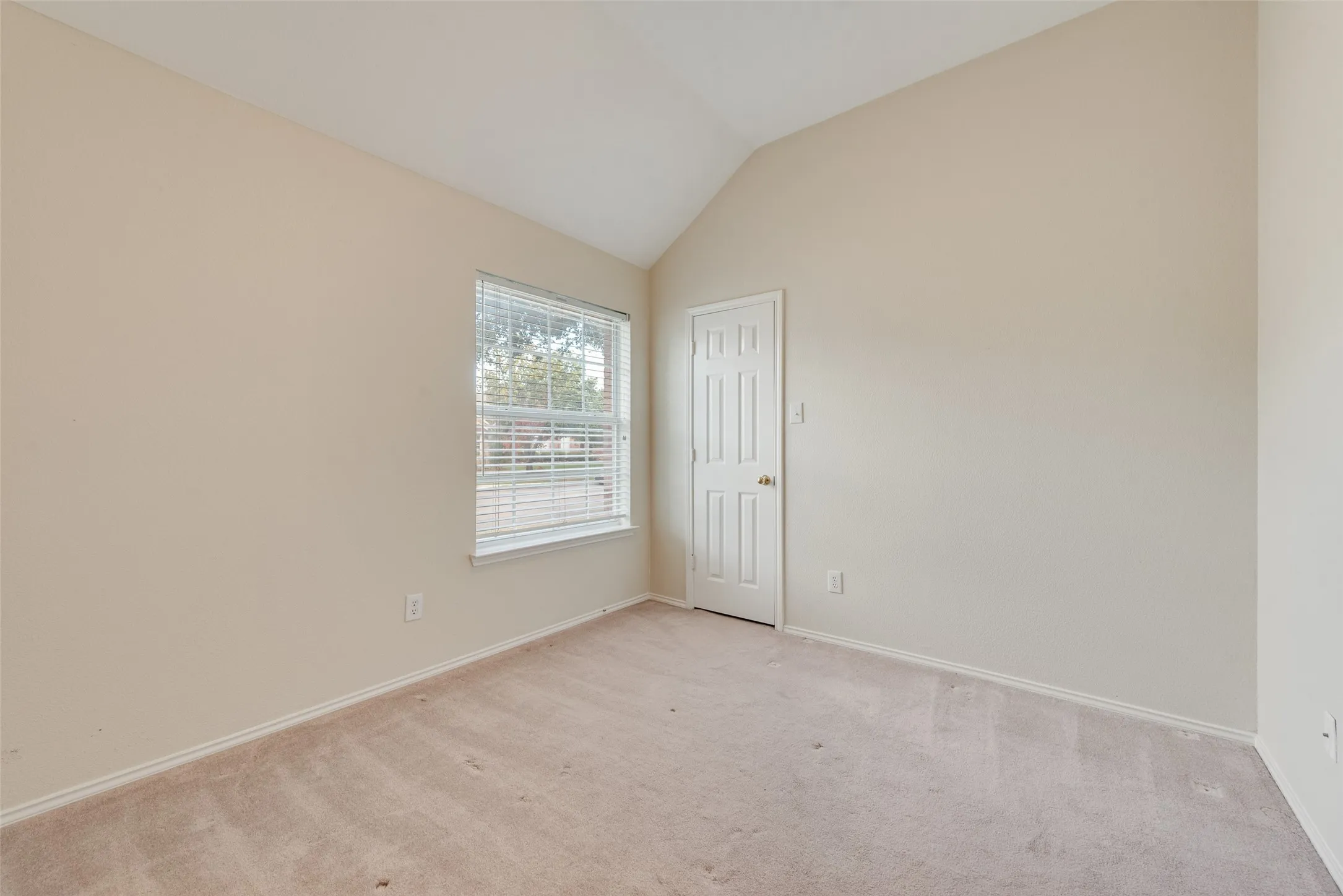 Single Family Residence For Sale in Denton County , 1529 Dimmit Drive, Carrollton, Texas 75010, 4 Bedroom, 2 Bathroom, 2 Garage spaces, 2,114 Sqft, built in 1999, mls#21385092, Real Estate Agent in Carrollton, Homes For Sale in Denton county, Homes For Sale in Carrollton, Realtor in Carrollton Texas, Real Estate Brokerage Independent Realty Texas, Luminita Cordes Realtor