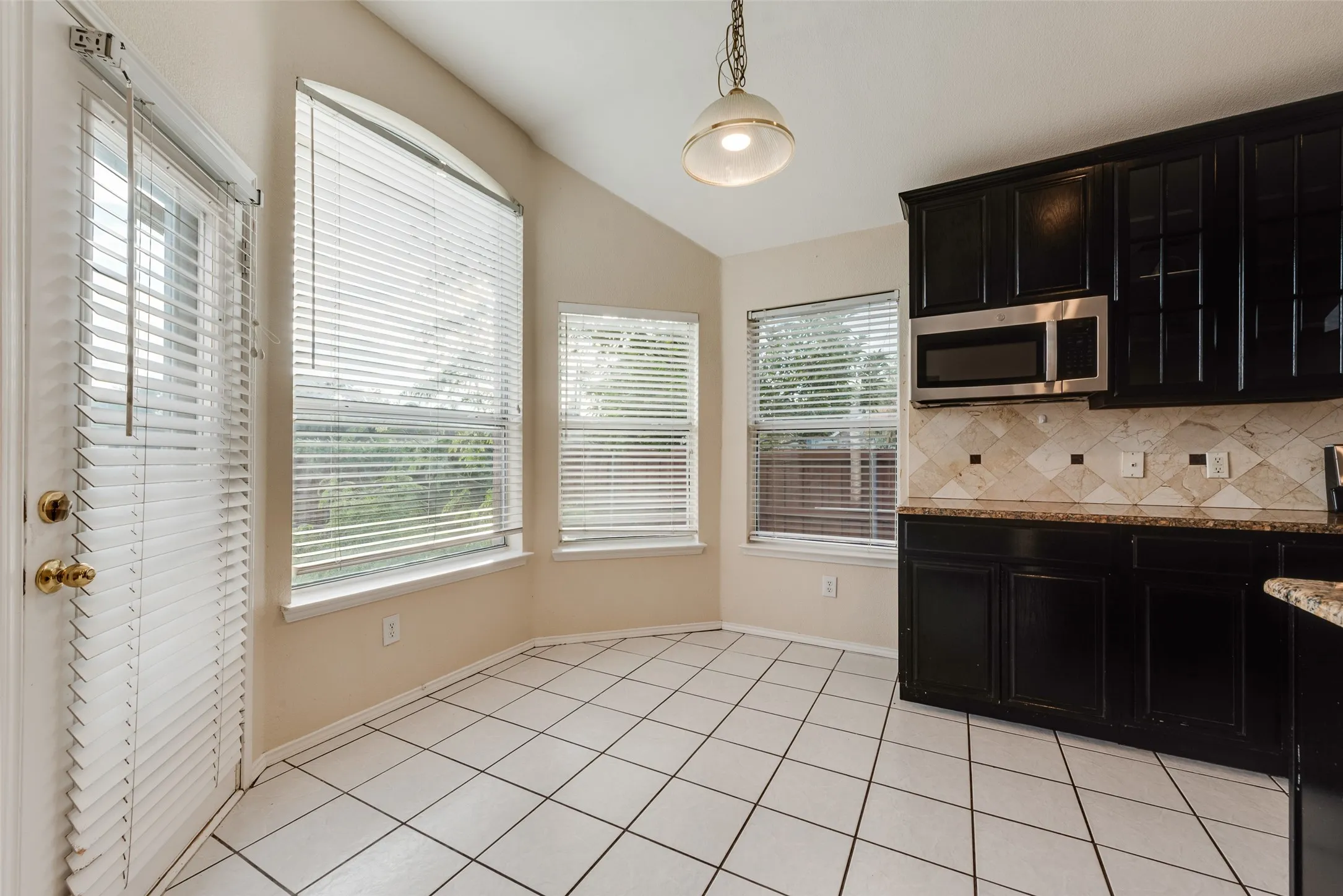 Single Family Residence For Sale in Denton County , 1529 Dimmit Drive, Carrollton, Texas 75010, 4 Bedroom, 2 Bathroom, 2 Garage spaces, 2,114 Sqft, built in 1999, mls#21385092, Real Estate Agent in Carrollton, Homes For Sale in Denton county, Homes For Sale in Carrollton, Realtor in Carrollton Texas, Real Estate Brokerage Independent Realty Texas, Luminita Cordes Realtor