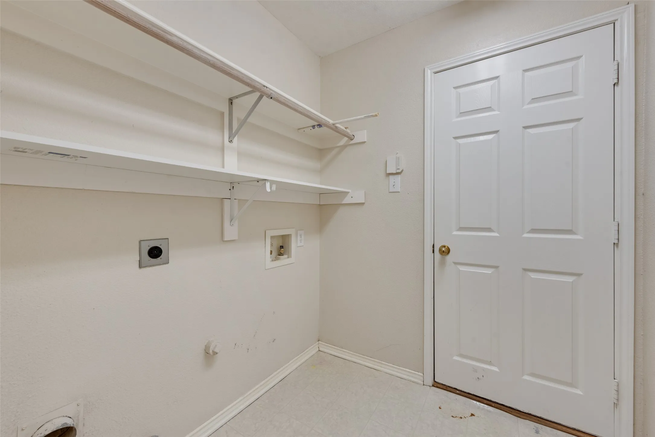 Single Family Residence For Sale in Denton County , 1529 Dimmit Drive, Carrollton, Texas 75010, 4 Bedroom, 2 Bathroom, 2 Garage spaces, 2,114 Sqft, built in 1999, mls#21385092, Real Estate Agent in Carrollton, Homes For Sale in Denton county, Homes For Sale in Carrollton, Realtor in Carrollton Texas, Real Estate Brokerage Independent Realty Texas, Luminita Cordes Realtor