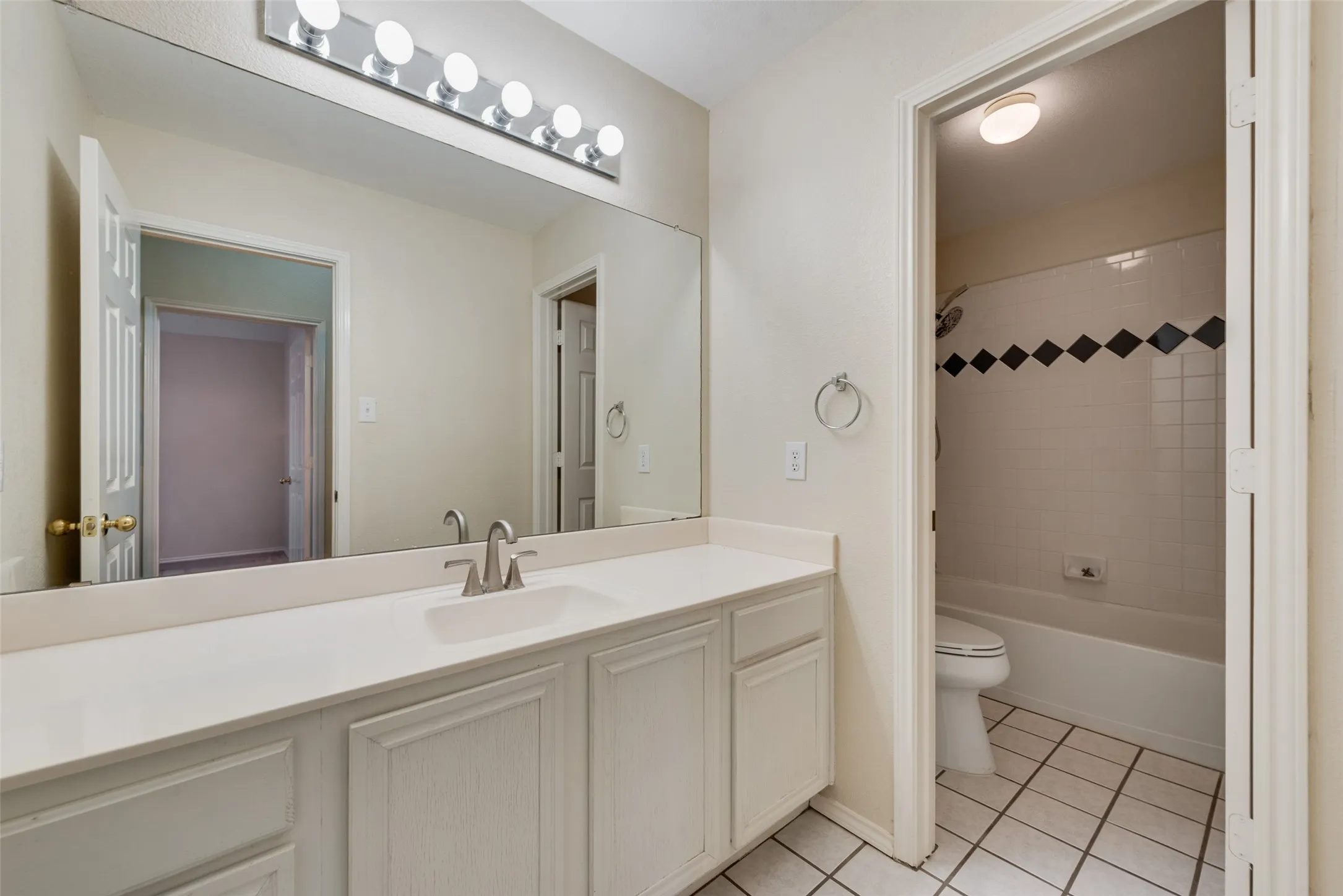 Single Family Residence For Sale in Denton County , 1529 Dimmit Drive, Carrollton, Texas 75010, 4 Bedroom, 2 Bathroom, 2 Garage spaces, 2,114 Sqft, built in 1999, mls#21385092, Real Estate Agent in Carrollton, Homes For Sale in Denton county, Homes For Sale in Carrollton, Realtor in Carrollton Texas, Real Estate Brokerage Independent Realty Texas, Luminita Cordes Realtor