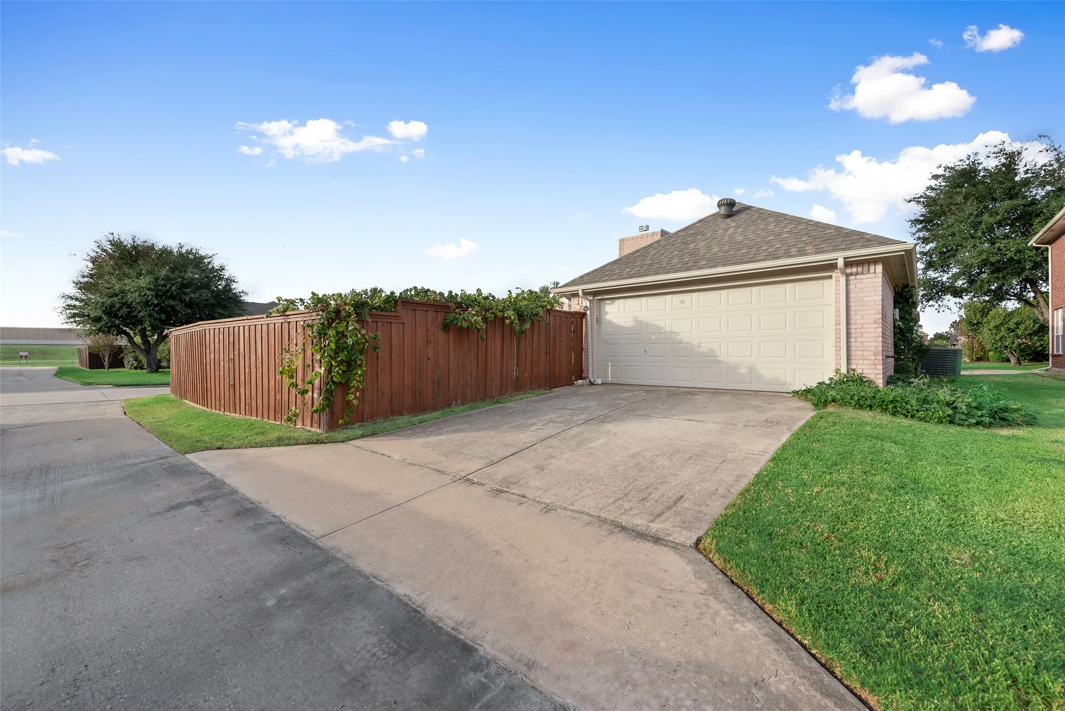 Single Family Residence For Sale in Denton County , 1529 Dimmit Drive, Carrollton, Texas 75010, 4 Bedroom, 2 Bathroom, 2 Garage spaces, 2,114 Sqft, built in 1999, mls#21385092, Real Estate Agent in Carrollton, Homes For Sale in Denton county, Homes For Sale in Carrollton, Realtor in Carrollton Texas, Real Estate Brokerage Independent Realty Texas, Luminita Cordes Realtor