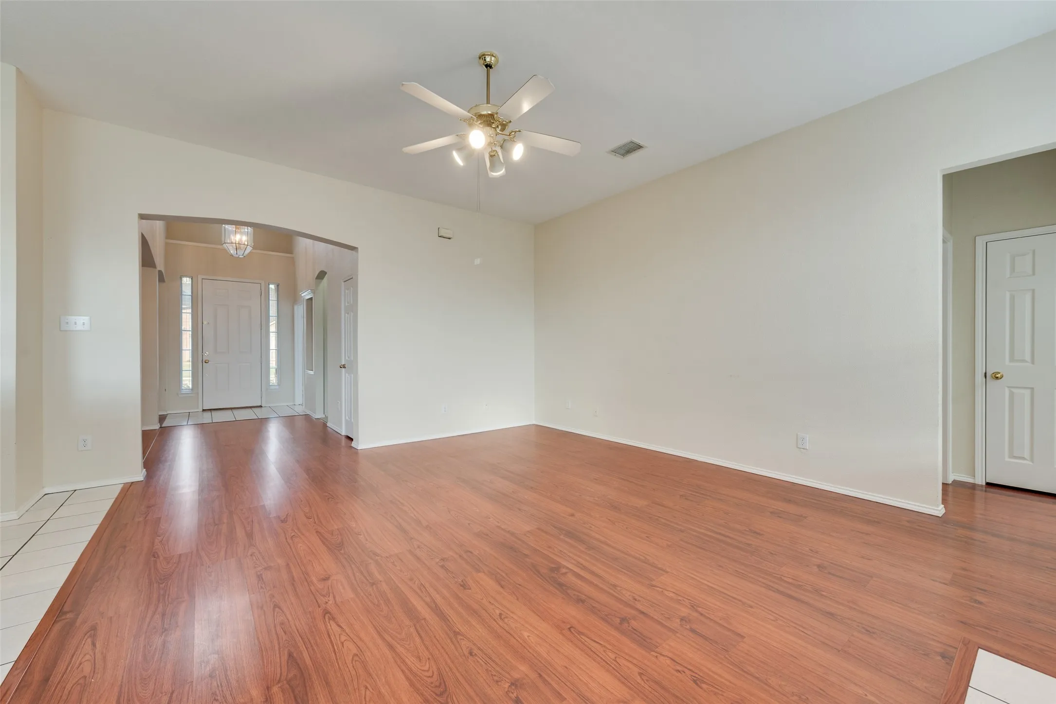 Single Family Residence For Sale in Denton County , 1529 Dimmit Drive, Carrollton, Texas 75010, 4 Bedroom, 2 Bathroom, 2 Garage spaces, 2,114 Sqft, built in 1999, mls#21385092, Real Estate Agent in Carrollton, Homes For Sale in Denton county, Homes For Sale in Carrollton, Realtor in Carrollton Texas, Real Estate Brokerage Independent Realty Texas, Luminita Cordes Realtor