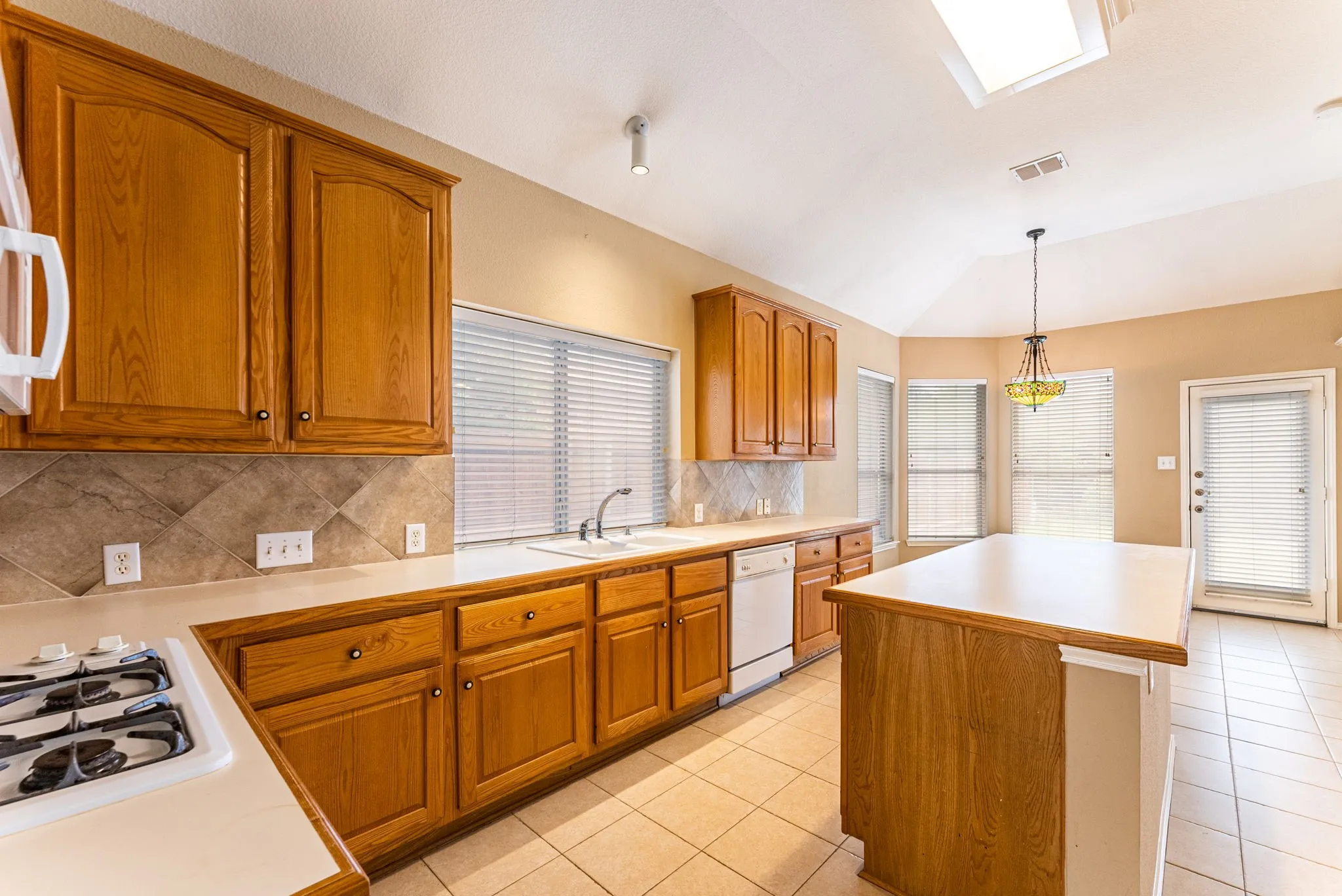 Single Family Residence For Rent in Tarrant County , 922 Creekbend Drive, Keller, Texas 76248, 4 Bedroom, 3 Bathroom, 2 Garage spaces, 2,747 Sqft, built in 1998, mls#21402401, Real Estate Agent in Keller, Homes For Rent in Tarrant county, Homes For Rent in Keller, Realtor in Keller Texas, Real Estate Brokerage Independent Realty Texas, Luminita Cordes Realtor